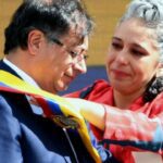 No puede haber una Colombia Potencia Mundial de la Vida si nuestra visión es la del siglo XX, dijo el Presidente en Congreso de Infraestructura<br><em>• El Mandatario explicó que hay un nuevo paradigma y “el objetivo ya no es la velocidad del siglo XX, sino la intensidad de la vida”. </em><em>• “La ingeniería que necesitamos no es solo la que desarrolla la velocidad, mal equiparada con el desarrollo, sino es la que desarrolla la vida y por lo tanto la intensidad”, manifestó.</em><br><strong>Cartagena, 23 de noviembre de 2022.</strong>El Presidente de la República, Gustavo Petro, advirtió este miércoles que no es posible una Colombia Potencia Mundial de la Vida si se mantiene la visión del siglo pasado, y no se adopta el nuevo paradigma que se basa en la intensidad de la vida.<br>Así lo manifestó el Jefe de Estado en la apertura del Congreso Colombiano de Infraestructura, que se llevó a cabo en el Centro de Convenciones de Cartagena.<br>“No puede haber una potencia mundial de la vida en Colombia si nuestra visión es la del siglo XX. Esa solo nos lleva a sacar petróleo, carbón, destruir naturaleza, depredar tanto al ser humano. Nos lleva a la economía ilegal, nos lleva a matarnos entre nosotros mismos, nos lleva a lo contrario de la vida en Colombia, cuando somos la segunda potencia mundial en biodiversidad”, afirmó.<br>Advirtió que, de acuerdo con ese nuevo paradigma, “las empresas que se queden en el carbón, el petróleo y en la vieja comunicación van a desaparecer, y las empresas que se eligen a este nuevo paradigma, energías limpias, modos de comunicación de alta velocidad, como la banda ancha y el internet, van a fortalecerse”. <br>“Porque si no lo hacemos perecemos como especie, y no solamente nosotros, sino toda la vida en el planeta o buena parte de la que conocemos. Dice la ciencia, no Petro”, señaló.<br>El Mandatario dijo que la pregunta es: “¿Pasamos a un nuevo paradigma o nos quedamos en la inercia? ¿Apostamos al cambio o nos quedamos en la inercia?”<br>Indicó también que “mientras el mundo de la ciencia dice ‘tocó cambiar si queremos vivir’, el mundo económico y político dice ‘no cambiemos”. <br>“Es como si estuviéramos yendo con los ojos abiertos al suicidio y nos construimos excusas para mantenernos en el camino hacia el suicidio”, expresó. <br>Y dijo que “la ingeniería que necesitamos no es solo la que desarrolla la velocidad, mal equiparada con el desarrollo, sino es la que desarrolla la vida y por lo tanto la intensidad”.<strong>Cerca de Cartagena, desastre de La Mojana</strong><br>El Presidente Petro se refirió a la belleza del casco histórico de Cartagena, donde se llevan a cabo los eventos en la ciudad, pero anotó que muy cerca de allí se viven situaciones dramáticas aisladas de la realidad nacional.<br>“Y a veces me gustaría decirles a los que visitan por primera vez Cartagena, salgamos un poquito (…) a ir unos kilómetros al sur de Cartagena, en el departamento de Bolívar y verán la más grande inundación de los tiempos que nosotros conozcamos de la historia de Colombia”, sostuvo. <br>Añadió que “unos kilómetros al sur verán centenares de miles de personas viviendo entre el agua contaminada, y si van a La Mojana, un poquito al sur de aquí, y si van hacia el lado del Magdalena, un poquito al sur y al oriente de aquí (…) encontraremos uno de los desastres climáticos más grandes de la humanidad en este momento”.<br>“Entonces este mundo mágico del Centro de Convenciones se estrella contra una realidad que nos está diciendo, si no cambiamos, vamos a desaparecer”, expresó.<br>Indicó que en La Mojana “se construyeron muros de contención contra el agua, se construyó una ingeniería del siglo XX cimentada en el viejo paradigma, billones de pesos, millones de dólares invertidos”.<br>Pero “hay algo en el mundo al cual no le hemos querido prestar atención suficiente, que se llama crisis climática, que cada vez es peor”, puntualizó el Presidente.