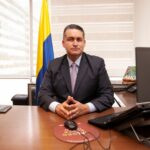 Migración Colombia inició. gran jornada para entregar 40 mil Permisos por Protección Temporal a migrantes venezolanos<br>•<em>&nbsp;“Desde el 7 de agosto, el Presidente nos impartió instrucciones para trabajar arduamente por un gobierno de justicia social sin distingo de la nacionalidad”, afirmó el Director de Migración Colombia, Fernando García Manosalva, y destacó que “hoy cerca de 1,5 millones de venezolanos ya cuentan con su PPT”.</em><br><strong>Bogotá, 21 de noviembre de 2022.</strong><br>Migración Colombia inició este lunes la primera ‘Entregatón PPT 2022’, una jornada de entrega de Permisos por Protección Temporal (PPT) a migrantes venezolanos, en la cual se espera que se reclamen esta semana 40 mil documentos de ese tipo, que permiten el acceso a los servicios que ofrece el Estado colombiano.<br>El acto de apertura fue encabezado por el Director de la autoridad migratoria, Fernando García Manosalva; la Alcaldesa de Bogotá, Claudia López, y el Embajador de España en Colombia, Joaquín De Arístegui, en el Palacio de los Deportes, de la capital del país.<br>“Hoy cerca de 1,5 millones de venezolanos ya cuentan con su PPT. Con esta gran mega jornada que inicia hoy, con el apoyo de la Cooperación Española y Alcaldía de Bogotá buscamos entregar 40 mil Permisos por Protección Temporal”, declaró el Director de Migración Colombia.<br>Precisó que están programadas otras jornadas de entregas de PPT en Medellín, Cali, Cúcuta, Barranquilla y Cartagena, en fechas por confirmar.<br>En el acto, los funcionarios recorrieron las mesas en las que se entregan los Permisos por Protección Temporal a los migrantes y conversaron con los beneficiarios.<br>La ‘Entregatón’ incluye una feria de servicios, entre ellos salud y educación, y se apoya a la población migrante en la realización del Registro Único de Migrantes Venezolanos (RUMV), la encuesta de caracterización socioeconómica y el registro&nbsp; &nbsp;biométrico.<br>“Desde el 7 de agosto, el Presidente Gustavo Petro nos impartió instrucciones para trabajar arduamente por un gobierno de justicia social sin distingo de la nacionalidad”, manifestó el Director de Migración Colombia.<br>El funcionario señaló que el objetivo de la entidad “es construir una migración más humana, que traiga verdaderas oportunidades de inclusión para la población venezolana, con especial énfasis en las niñas, niños y adolescentes”.<br><strong>Beneficios</strong><br>El PPT permite a los migrantes regularizar su permanencia en el país e iniciar un proceso de integración hacia el acceso de derechos y deberes, con beneficios como:<br>• Afiliarse al Sistema de Seguridad Social en Salud.<br>• Apertura y contratación de productos y/o servicios financieros.<br>• Registrase en el SISBÉN.<br>• Incorporación al sistema educativo, especialmente a niños, niñas y adolescentes.<br>• Convalidación de títulos de educación superior.<br>• Tramitar tarjetas profesionales.<br>• Estudiar en el SENA.&nbsp;<br>• Obtener licencia de conducir colombiana.