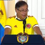 Presidente Petro pedirá en la.COP27, en Egipto, salvar la selva amazónica y planteará en el Foro de París la importancia de la Paz Total en Colombia<br><em>• En el marco de la Conferencia de las Naciones Unidas sobre el Cambio Climático de 2022, el Presidente Petro se reunirá con mandatarios, directivos de organismos multilaterales y dirigentes mundiales de la crisis climática y la transición energética.</em><em>• Más tarde, el Jefe de Estado llegará a la capital de Francia, donde intervendrá en la apertura del Foro de París sobre la Paz, y será recibido por el Presidente Emmanuel Macron.</em><em>• En París, el Mandatario hablará con los líderes de organismos multilaterales, entre ellos los de la OCDE, y líderes empresariales de Francia. Y será el conferencista en el prestigioso Instituto de Estudios Políticos de París, Sciences Po – París, que cumple 150 años de fundado.</em><br><strong>Bogotá, 4 de noviembre de 2022.</strong><br>El Presidente Gustavo Petro participa desde este lunes 7 de noviembre en la Conferencia de las Naciones Unidas sobre el Cambio Climático de 2022 – COP27, en Egipto, donde hará un llamado a salvar la selva amazónica, uno de los pilares climáticos del mundo, y se reunirá con varios mandatarios y dirigentes mundiales.<br>La próxima semana el Mandatario asistirá también al Foro de París sobre la Paz, en el que planteará la importancia de alcanzar la Paz Total en Colombia. En la capital francesa, se entrevistará con el Presidente Emmanuel Macron, el Secretario General de la Organización para la Cooperación y el Desarrollo Económicos (OCDE) y líderes empresariales de la nación europea.<br>El 7 de noviembre, el Jefe de Estado colombiano intervendrá en la COP27, que tendrá lugar en la localidad egipcia de Sharm El-Sheij, y subrayará que la selva amazónica, que albergan ocho países suramericanos, entre ellos Colombia, es uno de los tres o cuatro pilares climáticos que quedan en el mundo, igual que los océanos y las grandes tundras de bosques del norte del planeta.<br>Para el Mandatario, la selva amazónica tiene que ser salvada por dos razones fundamentales: una local, y es que si se acaba esta región no hay agua en Colombia, y si no hay agua, no hay vida”.&nbsp;<br>“Pero hay otra razón todavía mayor y es que la selva amazónica toda, en los países latinoamericanos, suramericanos, que tienen soberanía sobre ella, el mayor Brasil, Colombia entre ellos, Venezuela, Bolivia, Ecuador, Perú, las Guyanas, es uno de los tres o cuatro pilares climáticos del mundo”, manifestó el Jefe de Estado el pasado 26 de octubre.<br>Ese mismo día advirtió que, ante los aumentos de temperatura, “el ser humano se está suicidando y con él todas las especies vivas del planeta”. Y ese suicidio es “porque nuestra máquina económica” está consumiendo gases de efecto invernadero.<br>“Salvar la selva amazónica, por tanto, que es una esponja de absorción del CO2, enorme a escala planetaria, igual que los océanos, igual que los bosques de pino en el norte, se vuelve fundamental”, puntualizó.<br><strong>Agenda</strong><br>El Presidente Petro llega a Sharm El-Sheij, Egipto, este domingo 6 de noviembre y al día siguiente participará en un desayuno de trabajo sobre ‘La conservación de las reservas vitales de carbono y biodiversidad: una clave para una acción global más eficiente y ambiciosa’, convocado por el Gobierno de Francia.&nbsp;<br>A este encuentro, en el Sharm El-Sheij International Convention Center, fueron invitados los presidentes de Francia, Costa Rica, Estados Unidos, Reino Unido, Alemania, China, Argentina, Sudáfrica, República Gabonesa, República Democrática del Congo, Filipinas, Indonesia y Colombia.&nbsp;<br>A continuación, el Mandatario estará al mediodía en la ceremonia de apertura de la COP27.&nbsp;<br>Intervendrá luego en la Mesa Redonda de Alto Nivel sobre Transición Justa.&nbsp;<br>Enseguida, tendrá una audiencia privada Presidente de la Confederación Suiza y Jefe del Departamento Federal de Asuntos Exteriores de esa nación europea, Ignazio Cassis.&nbsp;<br>Seguidamente, el Mandatario colombiano estará en el Debate General de la COP27 y en el lanzamiento de la Asociación de Líderes para Bosques y Clima.<br>El martes, el Presidente Gustavo Petro iniciará la agenda con su participación en el ‘Diálogo Regional de Alto Nivel: Amazonía como pilar del equilibrio climático y de la vida’, y luego intervendrá de nuevo en el Debate General de la COP27.<br>Ese día, el Presidente Petro tendrá una audiencia con el Director y Gerente de la Corporación Financiera Internacional (CFI), Makhtar Diop.<br>Al mediodía participará en la Mesa Redonda de Alto Nivel sobre Cambio Climático y la sostenibilidad para comunidades vulnerables, y después en el evento ‘Principales Transformaciones Necesarias en América Latina para el Cumplimiento del Acuerdo de París’.&nbsp;<br>El miércoles 9, el Jefe de Estado encabezará, como testigo, la firma de un acuerdo entre el Ministerio de Minas y Energía de Colombia y el Banco Europeo.&nbsp;<br><strong>Visita a la República Francesa</strong><br>El mismo día, el Presidente Petro se trasladará a París para la visita a Francia, que comienza con una conferencia que dictará en Sciences Po – Paris, como se conoce el Instituto de Estudios Políticos de París, fundado en 1872.&nbsp;<br>Allí el Jefe de Estado presentará los principales programas y metas en los que trabaja del Gobierno del Cambio.<br>El jueves, el Presidente Petro tendrá un encuentro con el Secretario General de la Organización para la Cooperación y el Desarrollo Económicos (OCDE), Mathias Cormann. Esta primera reunión del Mandatario con el directivo de la OCDE servirá para definir la hoja de ruta para los próximos cuatro años de relación con el organismo.<br>Así mismo, el Jefe de Estado participará en el Consejo de la OCDE, al que presentará la agenda de Colombia en la lucha contra la desigualdad y hacia la transición energética, así como el compromiso con los acuerdos de paz.<br>Y sostendrá, además, un encuentro con los Embajadores de los países de Iberoamérica ante la OCDE (México, Chile, Costa Rica, España y Colombia).&nbsp;<br>A continuación, asistirá a un almuerzo de trabajo con empresarios de energías renovables miembros del Movimiento de Empresas Francesas (MEDEF), a quienes presentará las perspectivas de la industria en Colombia.<br>En la tarde el Presidente Gustavo Petro se traslada al Palacio del Elíseo, para la audiencia privada con el Presidente de la República Francesa, Emmanuel Macron.<br>Después asistirá la recepción ofrecida por la Alcaldesa de París, Anne Hidalgo, con ocasión del Foro de Paz.&nbsp;<br>Y al finalizar la agenda del jueves estará en un encuentro de la Organización de las Naciones Unidas para la Educación, la Ciencia y la Cultura (UNESCO), sobre la civilización digital.&nbsp;<br>Participan Audrey Azoulay, Directora General de la UNESCO; Melissa Bell, periodista de CNN, Karine Perset, Experta en Inteligencia Artificial de la OCDE; Frank McCourt, Presidente y CEO de McCourtt Global; Bradford Smith, Director Ejecutivo de Microsoft; y otros directivos del Foro de París para la Paz.<br>El viernes 11 de noviembre será la intervención del Presidente Gustavo Petro pronunciará un discurso en la apertura del Foro de París sobre la Paz, que se lleva a cabo en el Palacio Brongniart. Este evento anual se realiza desde 2018 y este año tiene como tema ‘Superar las múltiples crisis’.<br>El Jefe de Estado colombiano será recibido por el Presidente del Foro, Pascal Lamy; el fundador y Director General, Justin Vaïsse, y la Secretaria General, Fabienne Hara.<br>También serán oradores en el evento la Reina Rania de Jordania y el Director Ejecutivo del Programa Mundial de Alimentos, David Beasley.<br>Seguidamente, el Presidente Petro visitará una muestra de 60 proyectos de desarrollo seleccionados, de los cuales dos son en Colombia, para promover los derechos de las mujeres y de las comunidades indígenas.<br>El Mandatario también se reunirá en París con el Director de la Agencia Francesa de Desarrollo AFD, Rémy Rioux.&nbsp;<br>Por último, irá a la cena ofrecida por el Presidente Emmanuel Macron, en el Palacio del Eliseo a los asistentes del Foro de Paz de Paris.<br>El Presidente de la República estará acompañado en el viaje por la Jefe de Gabinete de la Presidencia, Laura Sarabia; y los ministros de Relaciones Exteriores y Paz, Álvaro Leyva Durán; Ambiente y Desarrollo Sostenible, Susana Muhammad, y Minas y Energía, Irene Vélez.
