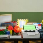 INSTITUCIÓN EDUCATIVA. PABLO EMILIO CARDONA ESTRENA MATERIAL<br>PEDAGÓGICO PARA ESTUDIANTES CON DISCAPACIDAD VISUAL<br> 139 estudiantes con discapacidad visual serán beneficiados con el material<br>didáctico.<br>La Secretaría de Educación de Pereira realizó una transferencia de recursos por<br>$17 millones a la institución educativa Pablo Emilio Cardona para la compra de<br>material didáctico y pedagógico adaptado a estudiantes con necesidades<br>especiales en su visión.<br>Gracias a esta inversión serán beneficiados 139 estudiantes con discapacidad<br>visual, quienes tendrán a su disposición dichos elementos para el fortalecimiento de<br>su enseñanza en el aula de clase, proceso que además es apoyado con los<br>tiflólogos adscritos al equipo de inclusión de la cartera educativa.<br>El material corresponde a:<br> Caja de luces: es una superficie iluminada de modo homogénea y con<br>intensidad ajustable. Se puede utilizar para actividades sensoriales y<br>educativas (identificación de objetos y formas, escritura, artes y<br>manualidades), con esto el brillo que tienen los materiales translúcidos en la<br>mesa de luz benefician la atención y la concentración en las actividades.<br>Además, permite hacer seguimientos visuales, desarrollar la coordinación<br>óculo-manual, la fijación y la atención.<br><br> Magnificador de pantalla: pantalla ajustable para agrandar textos escritos,<br>permitiendo la inversión de color, para estudiantes que<br>padecen degeneración macular.<br> Material sonoro: Balón sonoro adaptado que permite a las personas con<br>discapacidad visual realizar ejercicio y actividades lúdicas de motricidad y<br>orientación en espacios cerrados y abiertos, con cascabeles internos que<br>facilitan su ubicación y trayectoria.<br> Libros impresos en tinta y braille.<br> Tabla de dibujo negativa con rodachinas: tabla de superficie lisa y suave, de<br>paño o goma, que se usa con una rodachina o tiralíneas para realizar<br>actividades pedagógicas con papel bond, cartulina o acetatos.<br> Bastones para desplazamiento, en diferentes tamaños.<br> Regletas y punzones, para escritura de braille.<br> Material en alto relieve.<br> Juegos y material didáctico.<br> Cuadernos pautados y lápices.<br> Máquina Perkins: Es una máquina mecánica que permite la escritura en<br>Braille.<br>DATO DE INTERÉS<br>Los elementos anteriormente descritos, son avalados por el Instituto Nacional para<br>Ciegos, entidad que establece los parámetros técnicos para que dicho material<br>pedagógico cumpla con las necesidades y apoye correctamente el aprendizaje de<br>los niños y jóvenes con discapacidad visual.