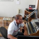 POR: Fabio Restrepo Aljure: Falleció exoperador de audio de Todelar , William Aristizábal Henao,Velación : calle 21 6a y 7a en Pereira.Misa :Sábado 12 en la Iglesia 19 con 4a y 5a Pereira.<Paz en su tumba. [1:20 p;m., 12/11/2022] Fabio Restrepo Aljure: El 31 de julio de 2019 salió del aire para siempre Radio Única en la frecuencia 1480 AM, la última estación que tuvo Todelar en Pereira.<br>Para hacer «el duelo», porque llevaba en mi memoria sonora los años que trabajé en esa casa radial, cuando su nombre era Radio Sonorama, elaboré un reportaje interactivo: texto, audios e imágenes.<br>Allí está un reconocimiento en vida a William Aristizábal , el operador de sonido y grabador, que fungía de fiel escudero de don Ricardo Ilián Botero. El hombre que vinculó a William como mensajero del radioperiódico Pregones del día, cuando era un muchacho de 14 años.