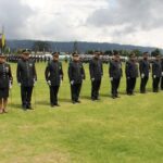Presidente Petro destaca .presencia de la mujer, en pie de igualdad, y profesionalización en la Fuerza Pública, durante ascensos en Policía Nacional<em>• El Jefe de Estado asistió en Bogotá a la ceremonia de ascensos de 265 oficiales de la Policía Nacional, pertenecientes al Curso 117, y subrayó que casi la mitad de la promoción son mujeres.</em><em>• Así mismo, afirmó que el Estado debe garantizar la educación superior de los integrantes de la Fuerza Pública.</em><strong>Bogotá, 2 de noviembre de 2022.</strong>El Presidente de la República, Gustavo Petro, destacó este miércoles la irrupción de la mujer, en pie de igualdad, dentro de la Fuerza Pública, así como la profesionalización de los integrantes de sus filas, que cada vez más poseen grados de educación superior.<br>El Jefe de Estado asistió a la ceremonia de ascenso de 265 oficiales de la Policía pertenecientes al curso ‘Brigadier General Jorge Enrique Bulla Quintana’, en la Escuela de Cadetes General Francisco de Paula Santander, en Bogotá.<br>“En esta generación, en este Curso 117, me parece fundamental esta aparición de lo nuevo, que es la mujer dentro de la sociedad colombiana con poder, en pie de igualdad”, expresó el Mandatario, quien se refirió a la vocación de los servidores públicos.<br>Resaltó que en esta promoción de la Policía Nacional “casi la mitad del curso son mujeres. Esa es una nueva realidad, eso no estaba antes en la Fuerza Pública.”, expresó.<br>El Presidente anotó que “eso no solo se da en la Policía, se da en toda la sociedad colombiana”, y refleja “la insurgencia de la mujer en la sociedad colombiana”.<br>Señaló que “el mundo nuevo será un mundo esencialmente femenino” y las instituciones “tienen que adaptarse”.<br>Agregó que otro elemento nuevo “es el porcentaje de las personas que lo integran, que pasan por la educación superior”.&nbsp;<br>En este sentido, el Mandatario le pidió al Ministro de Defensa, Iván Velásquez Gómez, “avanzar, porque para cualquier persona, hombre o mujer que integra la Fuerza Pública, en cualquiera de sus armas, el Estado debe garantizar la educación superior”.<br>“No es solo el esfuerzo de la persona económico, disciplinado, de obstinación, sino tiene que ser un Estado que garantice la educación superior de los integrantes de la Fuerza Pública de Colombia”, sostuvo el Presidente Petro.<strong>Avances en la Fuerza Pública</strong>Por otra parte, el Presidente manifestó que en los meses que lleva de Gobierno ha visto “unos esfuerzos que me parecen meritorios” en la Fuerza Pública.<br>Se refirió a la tarea para sacar el galeón San José. “En ese esfuerzo que viene de unos años atrás, allí mujeres y hombres profesionales integrantes de la Armada, prácticamente han pasado a la vanguardia de la tecnología y del conocimiento alrededor de esa misión”, dijo.<br>Destacó también que está a punto de entrar en operación el buque de investigación científica oceánica ‘Simón Bolívar’, creado por la Armada.&nbsp;<br>“Y allí empezará a construirse una fragata hecha por colombianos y colombianas. ¿Y esto qué significa? Profesionalización, la posibilidad de ser vanguardia en la sociedad colombiana, son los elementos de lo nuevo”.&nbsp;<br>Y reiteró la aspiración de que “cualquier persona que sea soldado o patrullero, como lo he dicho, pueda ser general; no haya una barrera que se lo impida”.<br>“Esos son los criterios para convertir a Colombia como una Potencia mundial de la vida. Hoy observando a tantas mujeres aquí presentes, llegando incluso a dirigir, como nuestra coronel (Claudia Susana Blanco Romero) en la Escuela de Cadetes”, finalizó el Presidente Petro.