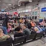 GRAN FLUJO DE PASAJEROS. EN EL PUENTE FESTIVO EN EL TERMINAL<br>DE TRANSPORTES<br>• Los principales destinos utilizados por los viajeros son Bogotá, Cali, Medellín,<br>Chocó, el eje cafetero y los diferentes municipios de Risaralda.<br>En el primer puente festivo de noviembre, el Terminal de Transportes de Pereira<br>reportó una gran afluencia de pasajeros que se desplazan hacia diferentes sitios de<br>Risaralda y del territorio nacional.<br>Héctor Fabio Artunduaga, gerente del Terminal de Transportes de Pereira, afirmó<br>que durante el fin de semana, del 4 al 7 de noviembre que incluyó el lunes festivo,<br>se registraron 71.985 viajeros en 6.909 vehículos.<br>Esta cifra es altamente significativa ya que superó el año anterior para el mismo<br>puente festivo en 12.804 viajeros; ratificando que los usuarios utilizan el Terminal<br>de Transportes para hacer sus viajes terrestres en los puentes festivos.<br>De otra parte, la gerencia del Terminal gestionó la apertura de nuevas rutas con las<br>empresas COPETRAN y Expreso Brasilia hacia la Costa Atlántica, haciendo<br>conexión con el resto del norte del país y con destino final a Valledupar. Esta nueva<br>alianza permite obtener ingresos por la tasa de uso en tránsito y arrendamiento de<br>taquillas y ampliar el número de destinos para los usuarios.<br>DATO DE INTERÉS<br>El Terminal de Transportes de Pereira firmó un convenio de colaboración<br>empresarial con la empresa IBIBO GROUP para la compra de pasajes a través de<br>la página web del Terminal con su plataforma tecnológica REDBUS.