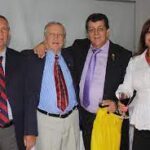 Lunes 14 de noviembre 2022. Día Mundial de la Diabetes. POR EL ESCRITOR, COLUMNISTA, COMUNICADOR SOCIAL PERIODISTA, PRESIDENTE PERIODISTAS DE RISARALDA PRI. RUBÉN DARÍO FRANCO NARVÁEZ. Cada día de noviembre 2022, una palabra para definirla personalmente.<br>Lunes 14 de noviembre 2022: 14 – SALUD.<br>Para conquistar la felicidad, debemos vencer el rostro del mal y mirar –con alegría- el espejo de la sonrisa. SONRÍA, SONRÍA, SONRÍA… CON AMOR Y ALEGRÍA, AGRADECIÉNDOLE A DIOS CADA SEGUNDO DE VIDA. –RUBÉN DARÍO FRANCO NARVÁEZ.<br>El 14 de noviembre se celebra el Día Mundial de la Diabetes, una enfermedad que va en aumento en los últimos años y que puede provocar graves complicaciones e incluso la muerte. Se trata de dar a conocer las causas, los síntomas y complicaciones de la enfermedad, así como los tratamientos.<br>¿Por qué se celebra el Día Mundial de la Diabetes?<br>El Día Mundial de la Diabetes se celebra desde 1991, promovido por la Federación Internacional de Diabetes (FID) y la Organización Mundial de la Salud (OMS), que crearon esta campaña mundial ante el preocupante aumento en la incidencia de la diabetes alrededor del mundo.<br>La fecha del 14 de noviembre se escogió porque coincide con el aniversario de Frederick Banting quien, junto con Charles Best, concibió la idea que les conduciría al descubrimiento de la insulina, en octubre de 1921.