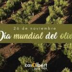 Sábado 26 de noviembre 2022 – Día Mundial del Olivo. por el Escritor, Columnista, Comunicador Social Periodista. Rubén Darío Franco Narváez, Presidente Periodistas Risaralda PRI. Cada día de noviembre 2022, una palabra para definirla personalmente.<br>Sábado 26 de noviembre 2022: 26 -AMISTAD.<br>Para conquistar la felicidad, debemos vencer el rostro del mal y mirar –con alegría- el espejo de la sonrisa. SONRÍA, SONRÍA, SONRÍA… CON AMOR Y ALEGRÍA, AGRADECIÉNDOLE A DIOS CADA SEGUNDO DE VIDA. –RUBÉN DARÍO FRANCO NARVÁEZ.<br>El 26 de noviembre se celebra el Día Mundial del Olivo con la finalidad de proteger y preservar un árbol emblemático que según la UNESCO servirá para fortalecer los valores humanos y culturales entre los pueblos, ya que representa la sabiduría, la armonía y la paz.<br>El día 26 de noviembre de 1992 se inauguró el Consejo Oleícola Internacional (COI) en Madrid, España con la finalidad de contribuir al desarrollo responsable y sostenible del árbol de olivo, así como las políticas a adoptar ante los retos que afronta este sector.<br>Es por ello que esta fecha ha sido señalada para celebrar el Día del Olivo, reivindicando su importancia en la agricultura, la economía y la cultura.