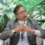 No puede haber una Colombia Potencia Mundial de la Vida si nuestra visión es la del siglo XX, dijo el Presidente en Congreso de Infraestructura<br><em>• El Mandatario explicó que hay un nuevo paradigma y “el objetivo ya no es la velocidad del siglo XX, sino la intensidad de la vida”.&nbsp;</em><em>• “La ingeniería que necesitamos no es solo la que desarrolla la velocidad, mal equiparada con el desarrollo, sino es la que desarrolla la vida y por lo tanto la intensidad”, manifestó.</em><br><strong>Cartagena, 23 de noviembre de 2022.</strong>El Presidente de la República, Gustavo Petro, advirtió este miércoles que no es posible una Colombia Potencia Mundial de la Vida si se mantiene la visión del siglo pasado, y no se adopta el nuevo paradigma que se basa en la intensidad de la vida.<br>Así lo manifestó el Jefe de Estado en la apertura del Congreso Colombiano de Infraestructura, que se llevó a cabo en el Centro de Convenciones de Cartagena.<br>“No puede haber una potencia mundial de la vida en Colombia si nuestra visión es la del siglo XX. Esa solo nos lleva a sacar petróleo, carbón, destruir naturaleza, depredar tanto al ser humano. Nos lleva a la economía ilegal, nos lleva a matarnos entre nosotros mismos, nos lleva a lo contrario de la vida en Colombia, cuando somos la segunda potencia mundial en biodiversidad”, afirmó.<br>Advirtió que, de acuerdo con ese nuevo paradigma, “las empresas que se queden en el carbón, el petróleo y en la vieja comunicación van a desaparecer, y las empresas que se eligen a este nuevo paradigma, energías limpias, modos de comunicación de alta velocidad, como la banda ancha y el internet, van a fortalecerse”.&nbsp;<br>“Porque si no lo hacemos perecemos como especie, y no solamente nosotros, sino toda la vida en el planeta o buena parte de la que conocemos. Dice la ciencia, no Petro”, señaló.<br>El Mandatario dijo que la pregunta es: “¿Pasamos a un nuevo paradigma o nos quedamos en la inercia? ¿Apostamos al cambio o nos quedamos en la inercia?”<br>Indicó también que “mientras el mundo de la ciencia dice ‘tocó cambiar si queremos vivir’, el mundo económico y político dice ‘no cambiemos”.&nbsp;<br>“Es como si estuviéramos yendo con los ojos abiertos al suicidio y nos construimos excusas para mantenernos en el camino hacia el suicidio”, expresó.&nbsp;<br>Y dijo que “la ingeniería que necesitamos no es solo la que desarrolla la velocidad, mal equiparada con el desarrollo, sino es la que desarrolla la vida y por lo tanto la intensidad”.<strong>Cerca de Cartagena, desastre de La Mojana</strong><br>El Presidente Petro se refirió a la belleza del casco histórico de Cartagena, donde se llevan a cabo los eventos en la ciudad, pero anotó que muy cerca de allí se viven situaciones dramáticas aisladas de la realidad nacional.<br>“Y a veces me gustaría decirles a los que visitan por primera vez Cartagena, salgamos un poquito (…) a ir unos kilómetros al sur de Cartagena, en el departamento de Bolívar y verán la más grande inundación de los tiempos que nosotros conozcamos de la historia de Colombia”, sostuvo.&nbsp;<br>Añadió que “unos kilómetros al sur verán centenares de miles de personas viviendo entre el agua contaminada, y si van a La Mojana, un poquito al sur de aquí, y si van hacia el lado del Magdalena, un poquito al sur y al oriente de aquí (…) encontraremos uno de los desastres climáticos más grandes de la humanidad en este momento”.<br>“Entonces este mundo mágico del Centro de Convenciones se estrella contra una realidad que nos está diciendo, si no cambiamos, vamos a desaparecer”, expresó.<br>Indicó que en La Mojana “se construyeron muros de contención contra el agua, se construyó una ingeniería del siglo XX cimentada en el viejo paradigma, billones de pesos, millones de dólares invertidos”.<br>Pero “hay algo en el mundo al cual no le hemos querido prestar atención suficiente, que se llama crisis climática, que cada vez es peor”, puntualizó el Presidente.