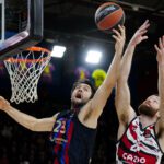 JUEVES 15 DE DICIEMBRE. 2022 –BALONCESTO. POR EL ESCRITOR, COLUMNISTA, HITORIADOR, COMUNICADOR SOCIAL PERIODISTA, PRESIDENTE PERIODISTAS RISARALDA PRI, RUBÉN DARÍO FRANCO NARVÁEZ. Jueves 15 de diciembre de 1891: el profesor de educación física James Naismith creó el baloncesto.<br>James Naismith (Almonte, Canadá, 6 de noviembre de 1861-Lawrence, EE. UU., 28 de noviembre de 1939) fue un profesor de educación física, entrenador y capellán castrense. Inventó el deporte del baloncesto en 1891 y también se le atribuye el uso del primer casco de fútbol americano. Escribió las reglas originales del baloncesto, fundó el programa de baloncesto de la Universidad de Kansas y, durante su vida, pudo ver el baloncesto adoptado como un deporte de demostración en los Juegos Olímpicos de San Luis en 1904, y como deporte oficial en los Juegos Olímpicos de Berlín 1936.<br>Nacido en Canadá, estudió educación física en Montreal antes de mudarse a los Estados Unidos. Allí, mientras trabajaba en la Asociación Cristiana de Jóvenes (YMCA) de Springfield (Massachusetts), desarrolló el baloncesto a finales de 1891.2 También estudió Medicina en Denver, obteniendo su título en 1898. Ese mismo año empezó a trabajar en la Universidad de Kansas. Tras casi veinte años como profesor y entrenador de baloncesto a tiempo parcial durante los años iniciales de este deporte, fue nombrado director de los Kansas Jayhawks en 1919. Se nacionalizó estadounidense en 1925.<br>Las contribuciones de Naismith al baloncesto le valieron numerosos homenajes póstumos, tales como pertenecer al Salón de la Fama del baloncesto canadiense, al Salón de la Fama olímpico canadiense, al de deportes canadiense, al de leyendas del deporte de Ontario, al de deportes de Ottawa, al de deporte de la Universidad McGill, al de deportes del Estado de Kansas y al Salón de la Fama de la FIBA. El Naismith Memorial Basketball Hall of Fame de Springfield se llama así en su honor.<br>Naismith también fue capellán militar de la Guardia Nacional en el primer regimiento de infantería de Kansas. Enseñaba baloncesto a los soldados como un medio para controlar su exceso de energía. Sus esfuerzos ayudaron a incrementar la moral de la tropa y a disminuir el número de sanciones disciplinarias.<br>Naismith, profesor de un instituto en Springfield, Massachussetts, canadiense para más señas, creó un juego para que sus alumnos pudieran hacer deporte dentro del gimnasio, cuando los rigores del clima impedían practicarlo fuera. Se le ocurrió colocar dos cestas para recoger manzanas a cada lado del gimnasio.<br>Naismith entonces empezó un estudio metódico de los elementos de los juegos de equipo existentes, valorando una serie de detalles para moldear un nuevo juego. La primera generalidad encontrada fue que todos utilizaban una pelota, por lo tanto, cualquier nuevo juego debería tener una bola, buscando un juego masivo y de fácil aprendizaje.<br>Luego de pensar y pensar, llegó a la conclusión de que un juego debe tener algún tipo de objetivos, pero eliminó los utilizados en el fútbol, Lacrosse y el Hockey.<br>Inspirado en un juego de su niñez llamado “Pato en la Roca”, pensó en un objetivo horizontal en lugar de vertical, donde los jugadores se vean obligados a tirar la bola en un arco. Imaginó colocar una caja en cada extremo del piso, y cada vez que el balón entrara en la caja podría considerarse como una meta cumplida.<br>Sin embargo, pensaba que sí nueve hombres formaran una defensa en torno a la meta, sería imposible que la pelota para entrar en ella, a menos que ésta se encuentre por encima de las cabezas de los jugadores.<br>Asimismo decidió por la confrontación entre dos jugadores como una forma de iniciar el juego después de considerar varias alternativas.<br>Naismith estaba listo para probar el nuevo juego con la clase y, establecidos en un libro de notas, tenía el primer conjunto de trece normas en menos de una hora.<br>Le pidió al superintendente del edificio busque de dos cajas de unos cincuenta centímetros cuadrados más al no encontrar cajas, le hizo entrega de dos cestas de melocotón que Naismith clavó en cada extremo del gimnasio, publicado a la vez las normas sobre una pizarra de anuncios. Finalizado esto se quedó a la espera de su clase de “incorregibles”.<br>Había dieciocho hombres en la clase y Naismith les prometió que si el juego no funcionaba, no experimentaría más con ellos. Presentó las normas, dividió al grupo en dos equipos de nueve jugadores cada uno y lanzó el primer baloncesto de la historia el 21 de diciembre de 1891.Naismith recuerda: “El primer miembro de la clase en llegar fue Frank Mahan. Me miró por un instante, y luego miró hacia el otro extremo del gimnasio. Tal vez yo estaba nervioso, porque su grito sonó como una sentencia de muerte: “¡Bah! otro juego nuevo! “<br>El primer equipo de baloncesto compuesto por nueve jugadores y su entrenador, en ell Springfield College Gymnasium en 1891. Segunda fila: John G. Thompson, New Glasgow, NS; Eugene S. Libby, Redlands, Cal.; Edwin P. Ruggles, Milton, Massachusetts, William R. Chase, New Bedford, Massachusetts, T. Duncan Patton, Montreal, , Que. Centro: Frank Mahan, Memphis, Tennessee, James Naismith, Almonte, Ontario. Primera fila: F. G. Macdonald, Pictou, N.S.; Wm. H. Davis, Holyoke, Massachusetts; Lyman W. Archibald, Truro, NS.<br>Las trece primeras normas que elaboró Naismith fueron: 1. El balón puede ser lanzado en cualquier dirección con una o ambas manos. / 2. El balón puede ser golpeado en cualquier dirección con una o ambas manos, pero nunca con el puño. / 3. Un jugador no puede correr con el balón. El jugador debe lanzarlo desde el lugar donde lo toma. / 4. El balón debe ser sujetado con o entre las manos. Los brazos o el cuerpo no pueden usarse para sujetarlo. / 5. No se permite cargar con el hombro, agarrar, empujar, golpear o zancadillear a un oponente. La primera infracción a esta norma por cualquier persona contará como una falta, la segunda lo descalificará hasta que se consiga una canasta, o, si hay una evidente intención de causar una lesión, durante el resto del partido. No se permitirá la sustitución del infractor. / 6. Se considerará falta golpear el balón con el puño, las violaciones de las reglas 3 y 4, y lo descrito en la regla 5. / 7. Si un equipo hace tres faltas consecutivas (sin que el oponente haya hecho ninguna en ese intervalo), se contará un punto para sus contrarios. / 8. Los puntos se conseguirán cuando el balón es lanzado o golpeado desde la pista, cae dentro de la canasta y se queda allí. Si el balón se queda en el borde y un contrario mueve la cesta, contará como un punto. / 9. Cuando el balón sale fuera de banda, será lanzado dentro del campo y jugado por la primera persona en tocarlo. En caso de duda, el árbitro lanzará el balón en línea recta hacia el campo. El que saca dispone de cinco segundos. Si tarda más, el balón pasa al oponente. / 10. El árbitro auxiliar, “umpire”, sancionará a los jugadores y anotará las faltas, avisará además al “referee”(árbitro principal, véase siguiente punto) cuando un equipo cometa tres faltas consecutivas. Tendrá poder para descalificar a los jugadores conforme a la regla 5. / 11. El árbitro principal, “referee”, juzgará el balón y decidirá cuándo está en juego, dentro del campo o fuera, a quién pertenece, y llevará el tiempo. Decidirá cuándo se consigue un punto, llevará el marcador y cualquier otra tarea propia de un árbitro. / 12. El tiempo será de dos mitades de 15 minutos con un descanso de 5 minutos entre ambas. / 13. El equipo que consiga más puntos será el ganador.<br>El juego fue un éxito desde el primer lanzamiento en marcha adelante y se corrió la voz de que la clase Naismith estaba divertida. A los pocos días la clase atrajo a mucha gente.<br>Los profesores de una escuela cercana de niñas vieron el partido y se lo llevaron con ellos para organizar el equipo de las primeras mujeres de baloncesto. Frank Mahan sugirió que el juego tenga un nombre, y junto a Naismith lo denominaron “baloncesto”.<br>En aquellos primeros días del juego, se le presentó como “un juego mucho más estruendoso acompañado de gritos”.<br>“Cuando el primer juego terminó”, dice Naismith, “sentí que podía ir donde KR. Gulick y decirle que había cumplido las dos tareas aparentemente imposibles que me había asignado, dado el bajo interés de la clase en el ejercicio físico y en inventar un nuevo juego.”<br>Naismith siguió controlando el desarrollo del juego y sus reglas por cinco años. Dejó Springfield mudándose a la ciudad de Denver para convertirse en el director de educación física para YMCA en esa ciudad y para estudiar un doctorado en medicina. En su graduación, la Universidad de Kansas, estaba buscando un entrenador de atletismo y un director de la capilla. Él, perfectamente preparado para el puesto, se auto-recomendó a la Universidad como “inventor del baloncesto, médico, ministro presbiteriano, abstemio, atleta, no fumador, y propietario de un vocabulario sin malas palabras”.<br>El Dr. Naismith y su esposa lograron asistir a los Juegos Olímpicos de 1936, cuando el baloncesto se convirtió en uno de los deportes olímpicos. Falleció el año 1939 a los 78 años de edad.