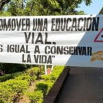 POR UNAS VACACIONES. FELICES Y SEGURAS, INSTITUTO DE MOVILIDAD<br>ADELANTA CAMPAÑA DE PREVENCIÓN VIAL<br>• La primera campaña educativa se realizó en el sector de Boston, corredor<br>vial que permite conectar a diferentes zonas del país.<br>Con la campaña educativa y pedagógica, «Vacaciones felices y seguras», el Instituto<br>de Movilidad de Pereira, el equipo de Educación Vial y en articulación con la ANSV<br>Agencia Nacional de Seguridad Vial da inicio a las estrategias en prevención de<br>siniestralidad en las vías para la temporada de fin de año.<br>Estas jornadas se realizan teniendo en cuenta que es la temporada de mayor flujo<br>vehicular por los diferentes corredores viales del país y para garantizar la seguridad<br>y reducir el riesgo de cualquier tipo de siniestro. En las carpas educativas<br>dispuestas, se comparten recomendaciones en buenas prácticas en la vía para<br>todos los conductores, viajeros y turistas que inician sus viajes por los diferentes<br>corredores viales que conectan con otras regiones.<br>Temas como revisión del kit de carreteras y documentación al día del vehículo y<br>conductor, hacen parte de los mensajes a los actores en la vía.<br>Desde el Subproceso de Educación Vial se informas las siguientes indicaciones<br>para todos los conductores antes de iniciar cualquier trayecto de una forma segura,<br>no solo en temporadas vacacionales, sino en cualquier desplazamiento que se vaya<br>a realizar en vías locales o nacionales.<br>RECOMENDACIONES<br>- Revisar el estado técnico-mecánico del vehículo, cuente con el kit de carretera y<br>la documentación al día del vehículo.<br>-Asegúrese de que todos los ocupantes del vehículo lleven puesto correctamente el<br>cinturón de seguridad.<br>-Antes de conducir, evite el consumo de sustancias alcohólicas, psicoactivas o<br>medicamentos que puedan afectar su capacidad de atención. Recuerde que<br>conducir en estado de embriaguez lleva a la imposición de sanciones económicas,<br>la inmovilización del vehículo y hasta la suspensión de la licencia.<br>-Respetar los límites de velocidad.<br>-Respetar las señales de tránsito<br>-En carretera siempre conservar la distancia segura con el vehículo de adelante<br>-Evitar las maniobras riesgosas como los sobrepasos o el tránsito por vías o<br>sentidos no autorizados.<br>-Realizar pausas después de conducir por más de dos horas. Detenga el vehículo<br>en un sitio seguro, camine un poco y estire los músculos de su cuerpo.<br>DATO DE INTERÉS<br>Según el Código Nacional de Tránsito Terrestre, los equipos de prevención y<br>seguridad, artículo 30 ley 769 de 2002 que se deben portar en el kit de carreteras<br>son: un gato con capacidad para elevar el vehículo, cruceta, dos señales reflectivas,<br>botiquín, extintor, llanta de repuesto en perfectas condiciones, dos tacos, caja de<br>herramientas y linterna.