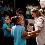 LA SECRETARIA DE EDUCACION ORIENTANDO A LOS NIÑOS SOBRE EL USO DEL TRANSPORTE ESCOLAR.