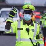 MULTAS DESDE UN MILLÓN. DE PESOS POR METRO CUADRADO,<br>PAGARÁN OCUPANTES ILEGALES DEL ESPACIO PÚBLICO<br> Desde escaleras sobre los andenes para subir a un tercer piso, hasta<br>ampliaciones sobre estructuras que no están calculadas, son algunas de las<br>irregularidades más detectadas en la ciudad.<br>Construcciones ilegales sin el cumplimiento de normas técnicas ni licencia expedida<br>por la Curaduría Municipal respectiva serán demolidas y sus propietarios deberán<br>pagar multas hasta por un millón de pesos metro cuadrados, anunció la secretaria<br>de Gobierno de Pereira, Karen Zape.<br>Dos cuadrillas de la Secretaría de Gobierno recorren permanentemente la ciudad en<br>busca de corregir tales irregularidades, entre ellas aquellas que invaden el espacio<br>público, obligando a los transeúntes a salirse de la vía peatonal y quedando<br>expuestos a ser arrollados por vehículos automotores.<br>A los presuntos infractores se les respeta el debido proceso, pero se les advierte<br>que, si llegan hasta la instancia final en la Inspección de Policía, podrían recibir no<br>solamente la multa, sino que se hará la demolición respectiva con cargo al infractor.<br>Por consiguiente, la Dirección de Control Físico realiza recorridos de control<br>urbanístico en apoyo técnico a la Policía Metropolitana de Pereira con el fin de<br>recuperar el espacio público por ocupaciones indebidas, principalmente en parques,<br>plazas, plazoletas y la franja vial, en cumplimiento a la ley 1801 del 2016.<br>Situaciones como estas fueron encontradas en las comunas El Oso y San Joaquín,<br>donde se apoderan totalmente del andén haciendo una expansión de la vivienda para<br>uso comercial o simplemente para prolongar las dimensiones del hogar.<br>DATO DE INTERÉS<br>En lo corrido del año 2022, los funcionarios de la Dirección de Control Urbano han<br>recuperado para la ciudad 2.142M2 de franja vial