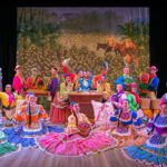 ÙLTIMO EVENTO MASIVO DE. HÀBITOS Y ESTILOS DE VIDA SALUDABLE DE 2022 SE RE ALIZÓ EN EL PARQUE DEL CAFÉ. Personas procedentes de diferentes comunas de la ciudad y de los grupos<br>regulares disfrutaron de un buen rato de rumba terapia.<br>En el Parque Metropolitano del Café se realizó el último evento masivo de hábitos y<br>estilos de vida saludable, que sirvió como cierre a las actividades de grupos<br>regulares y que es organizado por el Gobierno de la Ciudad a través de la Secretaría<br>de Deporte y Recreación.<br>A dicha actividad asistieron personas procedentes de grupos continuos como<br>Kennedy, Villa Verde, 2.500 lotes, Barrios Unidos, el Poblado, entre otros y los que<br>trabajan en el mismo Parque del Café donde niños, jóvenes, adultos y adultos<br>mayores llegaron con toda la disposición para hacer de dicho evento algo especial<br>para cada uno.<br>Vanessa Villafañe, monitora de hábitos y estilos de vida saludable de la Secretaría<br>de Deporte de Pereira, dejó un mensaje a todos los usuarios: “Queremos desearles<br>un feliz año y deseándoles que sigan muy activos en esta navidad y que pasen muy<br>rico, pero siempre con los límites y que se sigan cuidando con la actividad física.<br>DATO DE INTERÉS<br>En esta actividad participaron alrededor de 100 personas que desde las 9 de la<br>mañana comenzaron con una maratón de rumba terapia que se extendió hasta las<br>12 del día con participación también de diferentes monitores de la secretaría.