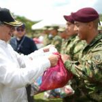 En Marandúa, el Presidente. Petro deseó Feliz Navidad y entregó regalos a los miembros de la Fuerza Pública de servicio durante el fin de año<br><em>• El Jefe de Estado saludó, con motivo de las festividades navideñas, a los integrantes de las Fuerzas Militares en destacamentos de Saravena (Arauca), y Puerto Carreño y Marandúa, en el departamento del Vichada.</em><br><strong>Marandúa, Vichada, 22 de diciembre de 2022.</strong><br>El Presidente de la República, Gustavo Petro, saludó este jueves a los miembros de la Fuerza Pública de servicio en la Base Aérea de Marandúa, en el departamento del Vichada, con motivo de las festividades de fin de año, y les entregó obsequios navideños.<br>Marandúa fue el tercer punto visitado este jueves por el Mandatario, quien también entregó regalos y presentó el saludo navideño a los miembros de la Fuerza Pública en Saravena (Arauca) y Puerto Carreño, capital del Vichada.&nbsp;<br>“Un saludo muy especial en esta Navidad”, expresó el Jefe de Estado a los oficiales, suboficiales y soldados que integran el Grupo Aéreo del Oriente, y destacó “el alto grado de vocación que los hombres y mujeres aquí presentes tienen por cuidar un país, por cuidar un territorio, por cuidar una población”.<br>El Presidente dijo que “la nación no es solamente una bandera, un escudo, un himno, unos símbolos”, sino que “es fundamentalmente un pueblo, un pueblo de campesinas, de campesinos; de gente en la mayoría trabajadora, de jóvenes con ilusiones de hombres, de muchachas que quisieran tener lo mejor de su existencia, de su vida”.<br>Recalcó que el de Colombia es “un pueblo lleno de diversidad cultural, de todos los colores de la piel, de los lugares donde se ha construido una cultura”.<br>Y subrayó que “ese pueblo necesita la paz, ese pueblo necesita de soluciones fundamentales a problemas básicos que aún los gobiernos en la historia de Colombia no han solucionado”, como los de educación, agua potable y salud.<br>En ese sentido, expresó que a este Gobierno le corresponde “la tarea de ver si se puede construir, por primera vez en la historia de Colombia, una era de paz, que parte por solucionar los problemas fundamentales de la gente”.<br><strong>La jornada</strong><br>El Mandatario llegó horas antes a Saravena, donde saludó a más de 500 miembros de la Fuerza Pública en el Cantón Militar San Jorge, y luego se trasladó a la Base Naval Número 5 ARC Orinoquía, en Puerto Carreño.<br>Por último, estuvo en la Base del Grupo Aéreo del Oriente de la Fuerza Aérea Colombiana en Marandúa.<br>Las actividades fueron parte de la campaña ‘Correo de la Gratitud’, promovida por el Ministerio de Defensa para resaltar la labor de los soldados de tierra, mar y aire y policías en esta época de Navidad.<br>El Presidente Petro estuvo acompañado por el Ministro de Defensa Nacional, Iván Velásquez Gómez, y por el Comandante de las Fuerzas Militares, general Hélder Fernán Giraldo Bonilla.