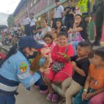A VILLA SANTANA LLEGARON FUNCIONARIOS DEL INSTITUTO DE MOVILIDAD PARA ANIMAR A LOS NIÑOS CON ACTIVIDADES NAVIDEÑAS.