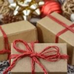 Lunes 26 de diciembre 2022. Día de las Cajas. Boxing Day. El conocido como Boxing Day o Día de las Cajas se celebra el 26 de diciembre en Gran Bretaña y países relacionados con el Imperio Británico y se trata de un día en el que se promueve la donación de regalos a los pobres.<br>En el calendario cristiano, el Boxing Day coincide con el día de San Esteban, y en algunos países europeos, el 26 de diciembre constituye el «segundo día de Navidad», y se celebra como tal. Es el caso de Alemania, Polonia, Países Bajos y Escandinavia.<br>¿Cuál es el origen del Día de las Cajas? -El término se asocia erróneamente a la idea de deshacerse de los envoltorios de Navidad al día siguiente. Pero lo cierto es que este día tiene un origen mucho más antiguo y profundo, en la Edad Media.<br>Hay varias teorías no demostradas, pero se piensa que en ese momento las clases nobles entregaban cestas de Navidad con comida a su servidumbre. Los sacerdotes exponían cajas con donaciones de caridad. Y otra teoría habla de que ese día, los trabajadores acudían a su puesto de trabajo con una caja donde el patrono depositaba dinero, y que al final del día, los empleados se lo repartían, en lo que era una especie de aguinaldo.<br>Lo que no sabías sobre el Boxing Day. Queremos compartir algunos datos curiosos e interesantes sobre el Día de las Cajas: Etimológicamente el término Boxing Day nace del inglés Christmas Box (caja de navidad). Se estima que el nombre o término provenía de la práctica de las iglesias de colocar cajas de donativos y limosnas en los templos, con la finalidad de recaudar donaciones para los pobres.<br>El Boxing Day es conocido como Christmas II o Segundo Día de Navidad. Anteriormente el Boxing Day era conocido como Stephen’s Day. Coincide con el Día de San Esteban, primer mártir de la cristianidad.<br>En el Reino Unido, Canadá, Trinidad y Tobago y Nueva Zelanda el Boxing Day es considerado un día de compras en tiendas físicas y por internet, comparado con el Viernes Negro o Black Friday.<br>En algunos países europeos han extendido la duración de los descuentos, promociones y rebajas ofrecidos por los establecimientos comerciales, generando el Boxing Week (Semana de Cajas).<br>Se realizan encuentros deportivos amistosos para las ligas de fútbol inglesa (la Premier League), hockey y rugby de Inglaterra, Escocia e Irlanda del Norte. Miles de personas acuden a los estadios a compartir y apoyar a sus equipos favoritos. Las familias celebran en sus casas con una comida especial, mientras disfrutan de dichos eventos deportivos.<br>Los británicos celebran este día con tradiciones extravagantes, como nadar en el Canal de la Mancha, así como carreras divertidas y eventos de caridad.<br>La caza de zorros (foxhunting) con jinetes a caballo y jaurías de perros era una tradición especial en el Reino Unido, durante el Boxing Day. Fue prohibida en el año 2004 al entrar en vigor el Hunting Act, considerándola una práctica ilegal. Diez años después se planteó la posibilidad de reanudarla, por parte de los aficionados a esta práctica.<br>La comida típica suele ser algún tipo de buffet o las sobras de la comida de la Navidad. Algunos de los platos más populares son el bakedham (jamón horneado), las mince pies (tartaletas de frutas con brandy butter) y pastel de navidad.<br>Para conquistar la felicidad, debemos vencer el rostro del mal y mirar –con alegría- el espejo de la sonrisa. SONRÍA, SONRÍA, SONRÍA… CON AMOR Y ALEGRÍA, AGRADECIÉNDOLE A DIOS CADA SEGUNDO DE VIDA. –RUBÉN DARÍO FRANCO NARVÁEZ.<br>Un Villancico por cada día de diciembre: CAMPANAS DE NAVIDAD<br>El portal de Belén luce como el Sol<br>Y en la nieve fría ha nacido el Redentor<br>Cruza el mar una luz, nace nuestro Dios<br>Llegan los pastores a entregarle el corazón