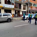 EDUCADORES VIALES HACEN LLAMADO A NO ESTACIONAR<br>EN ZONAS DE PROHIBIDO PARQUEO<br>• Estas jornadas hacen parte de las campañas emblemáticas de la entidad<br>y se intensifican durante el fin de año<br>El Instituto de Movilidad de Pereira y su equipo de educadores viales a diario<br>realizan campañas pedagógicas de despeje en zonas de prohibido parqueo,<br>incluyendo las ciclobandas y andenes. Las recientes acciones se desarrollaron en<br>avenida Circunvalar y zona céntrica de la ciudad con la estrategia: “La Capital del<br>Eje se moviliza en bici”.<br>Esta campaña educativa se caracteriza porque el recorrido lo realizan los<br>educadores viales en bicicleta, sensibilizando a conductores sobre la importancia<br>del respeto por la ciclobanda y a los biciusuarios haciendo recomendaciones de<br>buenas prácticas en la vía.<br>Sara López, educadora vial explica el objetivo de estas jornadas: “Nos encontramos<br>haciendo una campaña educativa llamada, “La Capital del Eje se moviliza en bici”,<br>estamos recordándole a todos los conductores tanto de carros como de<br>motocicletas para que por favor usen los sitios adecuados donde pueden estacionar<br>sus vehículos, que no estén estacionados en las ciclobandas, en las ciclorrutas y<br>que respeten todos aquellos espacios que están designados para cada actor vial”.<br>Una mejor movilidad y unos entornos más seguros se logran si todos somos<br>responsables en la vía, por eso el llamado es a no invadir las zonas de prohibido<br>parqueo.<br>Es importante también respetar las áreas que se encuentran peatonalizadas en el<br>centro de la ciudad y los andenes ya que estas zonas son de uso exclusivo para<br>peatones.<br>DATO DE INTERÉS<br>Se reitera a todos los conductores de vehículos o motocicletas hacer uso de los<br>parqueaderos o de las zonas permitidas de parqueo en vía. De esta forma se<br>contribuye a una mejor movilidad en la ciudad.