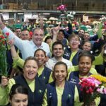 MUJERES DE LOS 12. CORREGIMIENTOS DE PEREIRA PARTICIPARON DELPROYECTO DE FLORICULTURA, “CREANDO PODER”<br> Con diferentes jornadas pedagógicas, el Gobierno de la Ciudad con<br>Asocolflores han buscado llegar a las zonas rurales para dar a las mujeres<br>herramientas que les ayuden a potenciar mucho más sus habilidades.<br>Cerca de 60 mujeres se articularon a las actividades de liderazgo, espacios<br>propiciados por el Gobierno de la Ciudad, la Secretaría de Desarrollo Rural y<br>Asocolflores para que las mujeres de estas zonas rurales aprendan sobre el<br>autocuidado y se concentren en diseñar estrategias para su buen vivir, su bienestar<br>y su autonomía económica y política.<br>“Como mujeres, históricamente hemos estado ejerciendo un rol de cuidado hacía<br>los demás. Por eso, desde la Oficina de la Mujer, con el fin de brindar otras<br>posibilidades como lo es la floricultura, nos hemos articulado para desarrollar su<br>autonomía económica y llevar a cabo sus proyectos de vida”, afirmó Ximena Soto,<br>asesora para la Equidad de Género de la Alcaldía de Pereira.<br>El objetivo fue articular esfuerzos para darles nuevas herramientas. Asocolflores se<br>unió a esta iniciativa con este proyecto de floricultura donde se les enseña a las<br>mujeres a realizar arreglos florales, así mismo expertas les hablaron sobre dar y<br>recibir cuidado. Se realizó en cada corregimiento un círculo de sanación para el<br>manejo de emociones y la construcción de una familia en paz. Las mujeres también<br>recibieron formación en temas de género y ruta de atención.<br>DATOS DE INTERES próximo 15 de diciembre se realizará una exhibición del trabajo que las mujeres han realizado durante los encuentros.