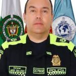 En el área metropolitana de Pereira, contamos con una oficina garante de los derechos humanos Los derechos humanos en la Policía,tienen su promoción, respeto,<br>garantía y protección<br>La Policía Metropolitana de Pereira, a través de la oficina de<br>Derechos Humanos, es garante de los derechos humanos, y promueve<br>estos compromisos en cada uno de los hombres y mujeres que<br>conforman nuestra institución en el área metropolitana de Pereira.<br>Pereira. La Policía Metropolitana de Pereira, desarrolla un trabajo permanente en<br>pro de la defensa de los derechos humanos, es por esto que cuenta con una<br>estrategía enfocada a la atención de poblaciones en situación de vulnerabilidad, la<br>cual es ejecutada por cada integrante de nuestra institución, pero, con un atención<br>especial por parte de la oficina de Derechos Humanos, en el caso del área<br>metropolitana de Pereira, esta se encuentra ubicada en las instalaciones del<br>comando de la Policía Metropolitana de Pereira, liderada por el señor capitán<br>Cristian Ernesto Zambrano Enriquez.<br>Cabe resaltar, que la estrategia de protección de los derechos humanos, debe<br>tener varios enfoques, pero con acciones fundamentales, como son la prevención y<br>la investigación, que nos permite fortalecer el control sobre la acciones que afecten<br>los derechos humanos, cabe resaltar, que cuando sucede algo extraordinario o<br>existe una alerta temprana, nuestra institución cuenta con una respuesta rápida,<br>liderada por la oficina de derechos humanos, y el señor comandante de la unidad;<br>en donde se activa una ruta institucional e interinstitucional, para proteger los<br>derechos de las comunidades vulnerables, que esté siendo afectadas.<br>MINISTERIO DE DEFENSA NACIONAL<br>POLICÍA NACIONAL<br>Oficina de Comunicaciones Estratégicas<br>Policía Metropolitana de Pereira<br>1CP-FR-0018 Página 2 de 2 Aprobación: 21-01-2021<br>VER: 1<br>Elaboró: IT. Jhon Alexander Gutiérrez Limas<br>Revisó: ST. Luisa María Mora Rincón<br>Aprobó: CR. Javier Raúl Gallego Duque<br>BOLETÍN DE<br>PRENSA<br>231<br>@PoliciaColombia<br>/Policianacionaldeloscolombianos<br>/policiadecolombia<br>@policiadecolombia<br>Por último, queremos generar en nuestros ciudadanos la cultura del respeto por<br>los derechos humanos, fundamentales en el desarrolló de cada sociedad, y que<br>nos ayuden a ser garantes de los mismos, recordar siempre que tu derecho<br>termina donde empieza mi derecho.<br>La Policía Metropolitana de Pereira, estará atenta a cualquier vulneración de los<br>derechos humanos, y para esto cuenta con la línea de emergencia 123, y el<br>número celular 3174008763, está última, contacto de la oficina de derechos<br>humanos de nuestra unidad, donde profesionales de policía lo atenderán<br>garantizando absoluta reserva.