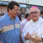 LA NOVENA DEL PERDÓN. Por: Rubén Darío Franco Narváez. ESCRITOR, HISTORIADOR, COLUMNISTA, COMUNICDOR SOCIAL PERIODISTA, PRESIDENTE PERIODISTAS RISARALDA PRI. En cada hogar católico pereirano, vivimos la verdadera fiesta navideña alrededor del pesebre, compartiendo alegría y devoción. En realidad, los chiquitines son los que más la disfrutan, con: sonajeros, pitos, armónicas, tapas de ollas y sus voces unidas en villancicos tradicionales.<br>La alegría de los chiquitines, unida al respeto por las Leyes Divinas, debe ser guía de reflexión para insaciables explotadores del sudor de los padres de familia. Y, aunque nadie los señale –con amparo de la oscuridad ambiciosa-, deben entender que las cuentas definitivas pasan, del cuaderno invisible terreno, a la libreta verdadera del juicio final.<br>El amor de Dios es inconmensurable; así, lo escribió Juan 3,16 “Tanto amó Dios al mundo que entregó a su Hijo Único”. Y… fue Jesús, el Hijo de Dios, el que nos enseñó: amor y perdón, para vivir en paz.<br>Desde hoy, viernes 16 de diciembre 2022 hasta el 24, entonaremos cánticos de amor y perdón. Tiempo ideal para el arrepentimiento, reparación y corrección del camino que recorren quienes absurdamente ostentan poder. Así, debe ser, para que cese la violencia y se transite por senderos de Paz.<br>A los dueños del poder les obsequió como regalo navideño el Villancico “AL MUNDO PAZ” que acopia amor-poder-pecado-perdón-paz; fue escrito (en inglés) por Isaac Waatts, y la música por Lowell Mason: “Al mundo Paz, nació Jesús / nació ya nuestro Rey, / el corazón ya tiene luz, / y paz su Santa Grey, / y paz su Santa Grey, / y paz, y paz su Santa Grey.<br>Al mundo Paz, el salvador / en Tierra reinará / ya es feliz el pecador / Jesús perdón le da / Jesús perdón le da / Jesús, Jesús perdón le da. Al mundo Paz, él gobernará / con Gracia y con poder: / a las naciones probará / su amor y su poder / su amor y su poder / su amor, su amor y su poder”.<br>La Navidad 2022 en “La Ciudad sin puertas”, con un excelente alumbrado, la celebramos con “Pereira Campeón” iluminando -su espacio celeste- con su primera estrella, entonando el Villancico -del argentino Martín Alemán Mónico- ESTRELLA DE BELÉN: “Dicen que tres Reyes Magos, / vienen siguiendo la luz, de una estrella que los guía, / porque ha nacido Jesús…”.<br>PEREIRA ES CIUDAD DE AMOR, ORGULLOSA DEL MATECAÑA CAMPEÓN.<br>Columna publicada en la edición de EL DIARIO, el viernes 16 de diciembre 2022