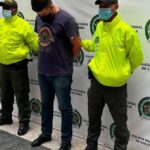 En la zona céntrica de la. capital<br>risaraldense, es capturado un<br>hombre por el delito de hurto<br>A través de una rápida reacción policial, logramos materializar<br>una importante actividad operacional, ejecutada en la ciudad de<br>Pereira.<br>Pereira. La Policía Metropolitana de Pereira, a través de integrantes del modelo<br>nacional de vigilancia comunitaria por cuadrantes, y luego de recibir una llamada a<br>nuestra línea de emergencia 123, donde nos manifestaban, que al parecer un<br>sujeto se encontraba al interior de un establecimiento comercial ubicado en la<br>carrera 6 con calle 12 zona céntrica de la capital risaraldense.<br>Al recibir esta información, de inmediato nuestros uniformados se dirigen al lugar,<br>y comprueban el hurto de algunos elementos, posteriormente al buscar al sujeto,<br>es encontrado en una vivienda contigua al establecimiento, tapado con algunos<br>objetos.<br>El sujeto capturado, cuenta con 33 años, es natural de la ciudad de Pereira, y los<br>elementos hurtados fueron $3 millones novecientos sesenta mil pesos, un celular y<br>una botella de Whisky, los cuales fueron recuperados.<br>Al ser presentado ante la autoridad judicial correspondiente, no acepta los cargos,<br>y posteriormente es puesto en libertad.<br>Cabe resaltar que la persona capturada cuenta con dos antecedentes por hurto<br>ocurridos en el año 2019, y dos más por tráfico de estupefacientes, presentados<br>en el año 2011.<br>MINISTERIO DE DEFENSA NACIONAL<br>POLICÍA NACIONAL<br>Oficina de Comunicaciones Estratégicas<br>Policía Metropolitana de Pereira<br>1CP-FR-0018 Página 2 de 2 Aprobación: 21-01-2021<br>VER: 1<br>Elaboró: IT. Jhon Alexander Gutiérrez Limas<br>Revisó: ST. Luisa María Mora Rincón<br>Aprobó: CR. Javier Raúl Gallego Duque<br>BOLETÍN DE<br>PRENSA<br>221<br>@PoliciaColombia<br>/Policianacionaldeloscolombianos<br>/policiadecolombia<br>@policiadecolombia<br>Invitamos a nuestra ciudadanía a brindar cualquier información de hechos<br>delictivos o que coloquen en riesgo su seguridad a nuestra línea de emergencia<br>123, al número celular 3194431269 de la seccional de inteligencia policial, o<br>acercarse a la estación de policía más cercana