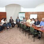DOCENTES Y DIRECTIVOS DOCENTES DE LAS INSTITUCIONES EDUCATIVAS OFICIALES DE PEREIRA, YA RECIBIERON EL PAGO DE LA PRIMA DE VACACIONES. Un total de 2.925 educadores ya ven reflejado en sus entidades financieras<br>dicho pago que asciende a $6.598 millones.<br>La Secretaría de Educación de Pereira ya realizó el pago por concepto de la prima<br>de vacaciones a los docentes y directivos docentes de las instituciones educativas<br>oficiales del municipio.<br>Es así como 2.925 educadores ya ven reflejado en sus entidades financieras dicho<br>pago que asciende a $6.598 millones, los cuales fueron girados por el Ministerio de<br>Educación Nacional a la entidad territorial Pereira el pasado 7 de diciembre por<br>medio de los recursos de la Nación correspondientes del Sistema General de<br>Participación (SGP); desde ese momento la cartera educativa municipal inició los<br>trámites técnicos, administrativos y presupuestales para efectuar el pago.<br>Son acreedores a la prima de vacaciones los docentes que hayan laborado durante<br>los 10 meses del año escolar y corresponde a una proporción del 40% del<br>salario mensual.<br>“Los docentes y directivos docentes tendrán derecho al reconocimiento y pago de<br>la prima de vacaciones de manera proporcional al tiempo efectivamente laborado<br>en el calendario académico correspondiente, cuando se ingrese con posterioridad<br>al inicio del calendario académico, se retire del servicio activo sin cumplir el requisito<br>de tiempo establecido en el presente artículo o, cuando se encuentre en una de las<br>situaciones administrativas legalmente establecidas que puedan afectar el<br>reconocimiento de la mencionada prima”, según decreto 1796 de 21 de diciembre<br>de 2021.<br>Es importante destacar que este mismo decreto incluye un apartado nuevo con el<br>fin de garantizar la proporcionalidad de la prima de vacaciones como un<br>reconocimiento a la labor docente para los docentes en provisionalidad.<br>DATO DE INTERÉS<br>La conocida prima ‘Samper’, se estableció mediante decreto 1381 de 26 de mayo<br>de 1997 por el entonces presidente de la República, Ernesto Samper Pizano,<br>prestación que se hace efectiva para los docentes que laboran en<br>el calendario «A», a partir del mes de diciembre y para los docentes del calendario<br>«B» en el mes de julio correspondiente a cada vigencia fiscal.