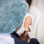 GOBIERNO DE LA CIUDAD. INVITA A LA JORNADA NACIONAL DE VACUNACIÓN ESTE SÁBADO 17 DE DICIEMBRE EN LA PLAZA CÍVICA CIUDAD VICTORIA, de 8 a.m. a 4p.m. Es el mayor acto de amor para proteger a toda la familia por medio de la vacunación COVID y esquema regular PAI. el alcalde carlos alberto maaya llópez, invia este sábado 17 de diciembre a jornada de vacunaciónLa cita de protección contra enfermedades transmisibles es este sábado 17 de<br>diciembre en la Jornada Nacional de Vacunación, de 8 a 4 de la tarde, en la Plaza<br>Cívica Ciudad Victoria. Esta es la oportunidad para finalizar este 2022 con los<br>esquemas completos, tanto de COVID, como de esquema regular PAI.<br>Ana Yolima Sánchez Gutiérrez, Secretaria de Salud Pública y Seguridad Social de<br>Pereira, indicó: “Esta Jornada Nacional contará con la articulación de más de 11<br>EPS e IPS del municipio de Pereira, las cuales trabajarán de manera simultánea y<br>a libre demanda, con el objetivo de iniciar y completar los esquemas de vacunación<br>regular en niños, niñas, mujeres gestantes, adultos mayores y comunidad en<br>general. Bajo el lema “Las vacunas son seguras, protéjase de enfermedades” se<br>busca proteger a los ciudadanos de enfermedades tales como VPH, rubeóla,<br>influenza, COVID, fiebre amarilla, entre otras enfermedades, esto con el apoyo de<br>la ESE Salud Pereira y otras IPS y EPS de Pereira”.<br>Por su parte, Juliana Franco, líder de Transmisibles, destacó: “La cita es en la Plaza<br>Cívica Ciudad Victoria, allí nuestro equipo lo esperará con toda la familia, queremos<br>que este 2022 todos nuestros niños y niñas menores de 6 años estén al día con sus<br>esquemas, garantizarles esto es un acto de responsabilidad y amor con ellos”.<br>Del mismo modo, informa que esta vacunación en cualquiera de los puntos<br>habilitados es completamente gratis y sin barreras, lo único que se debe llevar es el<br>documento de identidad y el carné de vacunación, también que los menores de edad<br>cuenten con el respaldo de un adulto responsable.<br>Estos son los puntos de atención:<br>• Plaza Cívica Ciudad Victoria.<br>• IDIME Mayorca.<br>• IDIME la Elvira .<br>• Cosmitet.<br>• Comfamiliar Risaralda Cra 5ª.<br>• ESE Salud Pereira Cuba San Joaquín.<br>• ESE Salud Pereira Unilibre la calle 40.<br>• ESE Salud Pereira Kennedy.<br>• Seccional sanidad de la Policía.<br>• Sanidad Batallón.<br>• IPS Colsubsidio (Av. 30 de Agosto).<br>• IPS Virrey Solís sede el Lago.<br>DATO DE INTERÉS<br>Las poblaciones a vacunar incluyen, menores de 6 años, niñas entre 9 y 17 años,<br>mujeres gestantes, mujeres en edad fértil de 10 a 49 años, población susceptible a<br>Fiebre Amarilla, niños y niñas entre 2 a 12 años de edad susceptibles para<br>Sarampión y Rubéola, población general para COVID-19, población clave para<br>vacunación contra la Hepatitis B y población general susceptible contra influenza.