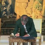 Migración Colombia crea. Certificado de Trámite PPT para ciudadanos venezolanos<br><em>– El documento es gratuito y está dirigido a personas que han tenido dificultades para obtener su Permiso por Protección Temporal (PPT).</em><em>– El nuevo certificado busca facilitar el acceso de esta población a la oferta de servicios del Estado e instituciones particulares, para garantizar sus derechos.</em><br><strong>Bogotá, 20 de enero de 2023.&nbsp;</strong>Los venezolanos y venezolanas que no han podido obtener su Permiso por Protección Temporal (PPT) podrán acreditar que ya lo solicitaron por medio del Certificado de Trámite PPP, implementado temporalmente por Migración Colombia.&nbsp;<br>El nuevo documento se puede utilizar para acceder a la oferta de servicios del Estado y de instituciones privadas, y permitirá permanecer, transportarse e ingresar y salir del territorio colombiano temporalmente. Así mismo, les certifica a los ciudadanos y ciudadanas de Venezuela que están dentro del proceso para acogerse al Estatuto Temporal de Protección (ETP).<br>El Director General de Migración Colombia, Fernando García Manosalva, explicó que “el certificado es una medida transitoria que implementamos en respuesta a las fallas que encontramos en el proceso de generación y entrega del PPT y que vienen desde 2021. Nuestro objetivo es garantizar los derechos de quienes iniciaron ese proceso”.<strong>Solo se requieren tres datos</strong><br>El nuevo certificado se puede descargar de la página web&nbsp;<a href="http://www.migracioncolombia.gov.co/" target="_blank" rel="noreferrer noopener">www.migracioncolombia.gov.co</a>, botón Validación PPT, único medio legal para obtenerlo.<br>Los usuarios y usuarias solo deberán diligenciar un sencillo formulario en línea con los siguientes tres datos:<br>– Número de RUMV (Registro Único de Migrantes Venezolanos)- Número del documento de identidad con el que realizó el registro- Fecha de nacimiento<br>Posteriormente, les aparecerá que su documento está en proceso y les habilitará la opción de descargar el certificado.<strong>Gratis y sin intermediarios</strong><br>El nuevo documento no tiene ningún costo y se puede descargar desde cualquier computador o teléfono celular con conexión a internet, por lo cual no requiere intermediarios: no se deje engañar. Será válido hasta el próximo 30 de abril.<br>Para verificar su autenticidad, el Certificado de Trámite PPT cuenta con un código QR. También se podrá corroborar ingresando directamente al enlace de la página web de Migración Colombia: