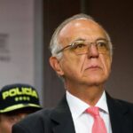 MinDefensa advierte a disidencias de las Farc que deben cumplir el cese al fuego o el Gobierno Nacional lo suspenderá<br><em>• “Las Fuerzas Militares y la P</em>o<em>licía Nacional deben continuar cumpliendo su obligación constitucional, controlando el territorio, protegiendo a las comunidades y afectando las actividades ilícitas que esas organizaciones desarrollan”, afirmó el Ministro de Defensa, Iván Velásquez, al concluir un Consejo de Seguridad en Cali.</em><br><em>• El Ministro recalcó en la necesidad de continuar desarrollando actividades contra el narcotráfico y profundizar las acciones contra el contrabando.</em><br><strong>Cali, 22 de enero de 2023.&nbsp;</strong><br>Tras un consejo de seguridad en Cali, donde se analizaron las últimas acciones de la estructura ‘Jaime Martínez’ de las disidencias Farc, el Ministro de Defensa, Iván Velásquez, les advirtió a las estructuras de ese grupo armado que deben cumplir con el cese acordado con el Estado Mayor Central de lo contrario el Gobierno Nacional suspenderá su cese bilateral.&nbsp;<br>“O todas sus estructuras acatan el cese bilateral que se ha acordado o el Gobierno no podrá continuar sosteniendo ese cese. Porque con el pretexto de ser solo una parte del Estado Mayor Central no se puede tolerar que continúen realizando las actividades, como ya ha quedado evidenciado”, afirmó el Ministro Velásquez en declaración a medios de comunicación.<br>Durante el Consejo de Seguridad se concluyó que el narcotráfico se encuentra en el centro de todas las violencias que se producen en el departamento del Valle.<br>“Es necesario profundizar en los tres elementos de combate al narcotráfico que ha venido diseñando este Gobierno, en cuanto a su producción, exportación y la obtención de las riquezas que derivan de esta actividad ilícita”, aseveró Velásquez.<br>En el mismo contexto, el Jefe de la cartera de Defensa recalcó que el cese bilateral al fuego no es un cese de la actividad de las Fuerzas Militares o suspensión de sus acciones en cumplimiento de la Constitución y la Ley.<br>“Las Fuerzas Militares y la Policía Nacional deben continuar cumpliendo su obligación constitucional, controlando el territorio, protegiendo a las comunidades y afectando las actividades ilícitas que esas organizaciones desarrollan”, manifestó.<br>Asimismo, el Ministro de Defensa recalcó en la necesidad de continuar desarrollando actividades contra el narcotráfico y profundizar las acciones contra el contrabando.<br>“Hemos definido que con todo esto las acciones de las Fuerzas Militares y de la Policía tienen que profundizarse en el departamento y hay que tomar unas acciones concretas en los sentidos que he señalado para controlar las actividades ilícitas y poder generar espacios de tranquilidad y seguridad a la población”, dijo.<br>Finalmente, Velásquez se refirió a los hechos de violencia perpetrados contra una comunidad indígena del Cauca, por parte de las disidencias de las Farc, donde cuatro integrantes de esa comunidad fueron heridos, entre ellos una menor de 13 años.<br>Al respecto, manifestó que las Fuerzas Militares ya hacen presencia en la zona, “se ha tenido ahora un control del territorio y se están desarrollando las acciones propias de la Fuerza Pública para impedir que hechos de esta naturaleza vuelvan a repetirse”.