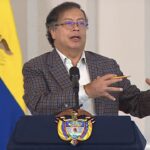 Universidades públicas se. comprometen a generar 60.000 nuevos cupos de educación superior en el 2023. El Ministro de Educación, Alejandro Gaviria, anunció que será presentado al Congreso de la República un proyecto de reforma a la Ley 30 de 1992 que permita “resolver los problemas de desfinanciamiento estructural y apalancar las metas de aumentos de la cobertura”.</em><em>• En reunión con el Presidente Gustavo Petro, realizada en la Casa de Nariño, participaron 34 rectores de las universidades públicas del país.</em><br><strong>Bogotá, 26 de enero de 2023.</strong><br>Al concluir una reunión del Presidente Gustavo Petro con los rectores de las universidades públicas del país, el Ministro de Educación, Alejandro Gaviria, anunció este jueves que el sistema universitario estatal se comprometió a generar este año 60.000 nuevos cupos, con el fin de reducir la brecha de acceso a la educación superior.<br>“El sistema (universitario estatal) se comprometió a generar de manera inmediata, este año, 60.000 nuevos cupos de educación superior. Nosotros reiteramos que el aumento del presupuesto para la base del sistema universitario estatal, este año 2023, fue el más alto históricamente; aumentamos 5 puntos porcentuales por encima de la inflación, más 13.000 millones de pesos adicionales para fomento”, destacó el Ministro en declaración a medios en la Casa de Nariño.<br>Agregó que durante la reunión del Jefe de Estado con los 34 rectores de las universidades públicas se hizo una evaluación de las metas de educación superior y de los planes conjuntos, y se articularon propósitos.<br>“Estamos trabajando en el interior del Gobierno para conseguir más recursos en la adición presupuestal que se va a definir este fin de semana en la reunión del Consejo de Ministros”, aseveró el jefe de la cartera.<br>Asimismo, el Ministro indicó que será presentado al Congreso de la República un proyecto de reforma a la Ley 30 de 1992.<br>“Hablamos de la necesidad y, en eso trabajaremos juntos, presentando al Congreso una reforma a la Ley 30 del año 92, a los artículos 86 y 87, que va a permitir resolver los problemas de desfinanciamiento estructural, y apalancar las metas de aumentos de la cobertura”, explicó Gaviria.<br>Indicó que en el encuentro también se abordó un tema de alto interés para el Presidente Petro, concerniente a la articulación entre la educación superior y la educación media.<br>En el mismo contexto, aseveró que se hizo referencia a la necesidad de “que el Gobierno Nacional apoye los programas de Regionalización de la Educación Superior”.<br>Al ser interrogado sobre el desarrollo de la iniciativa del proyecto de la Universidad del Catatumbo, el Ministro Gaviria reiteró que “estamos en el tema de los diseños, ya está asegurada la financiación y la idea es empezar este semestre”.<br>Al respecto, recordó que la Universidad del Catatumbo, que acogerá a 3.245 estudiantes de la región, es una prioridad para el Gobierno del Cambio y será un pilar para avanzar en la Paz Total en esa región del país.&nbsp;