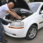 Venezolanos traen a reparar sus carros en Cúcuta