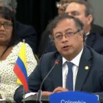 Presidente GUSTAVO FRANCISCO PETO URREGO exhortó al Consejo de Estado a construir los instrumentos jurídicos para luchar contra el poder detrás de la crisis climática<em>• La invitación la hizo el Jefe de Estado en la posesión del abogado Wilson Ramos como nuevo magistrado de la Sección Cuarta del alto tribunal.</em><strong>Bogotá, 30 de enero de 2023.</strong>En el acto de posesión del abogado Wilson Ramos como nuevo magistrado de la Sección Cuarta del Consejo de Estado, el Presidente Gustavo Petro exhortó este lunes a ese alto tribunal a construir los instrumentos jurídicos para luchar contra el poder detrás de la crisis climática.<br>En el Salón Gobelinos de la Casa de Nariño, donde se desarrolló la ceremonia, el Jefe de Estado señaló que la crisis climática es el resultado de un poder “que se ha construido alrededor de un sistema de producción y de consumo que busca ganar, pero que, en su afán de ganar, está cambiando químicamente la atmosfera, y al cambiar químicamente la atmosfera, está produciendo la crisis climática”.<br>Por lo tanto, añadió el Mandatario, “el Consejo de Estado, en general, en todas sus secciones, debe discutir lo que va a ser la nueva realidad en los próximos años –ya la comenzamos a percibir, cada vez será más intensa–, que es la defensa de la vida versus el poder”.<br>En ese sentido, el Presidente dijo que ese organismo puede, en el ámbito nacional, “construir los instrumentos jurídicos que nos permitan, a quienes desde la sociedad queremos luchar, a la sociedad toda, los instrumentos jurídicos que permiten desde este lugar del planeta luchar por la vida. Es decir, nos corresponde contener el poder”.<br>En ese orden de ideas, agregó que el papel del Estado en este caso es el de servir de instrumento a la sociedad “para contener el poder, un poder que amenaza la existencia”.