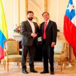 PUNTOS CLAVE ENCUENTRO. DE LOS PRESIDENTES DE LA REPÚBLICA DE COLOMBIA Y DE LA REPÚBLICA DE CHILE<br><strong>Santiago de Chile, 9 de enero de 2023.</strong><br><strong>Solidaridad con el legítimo gobierno de Luiz Inácio Lula da Silva y fortalecimiento de la democracia&nbsp;</strong><br><em>•</em>&nbsp;Ambos mandatarios expresaron su solidaridad y más firme apoyo al Gobierno democrático de Brasil, encabezado por el Presidente Luiz Inácio Lula da Silva, manifestando su categórico rechazo al intento de sectores antidemocráticos de desconocer la legitimidad de la última elección presidencial brasileña. Asimismo, los Presidentes acordaron trabajar, junto a otros países de la región, en los foros multilaterales y a través de los mecanismos que prevé la institucionalidad regional, como la OEA, en el fortalecimiento de la democracia y el Estado de Derecho en nuestra región.<br><strong>Más transferencia tecnológica aeroespacial</strong><em>•</em>&nbsp;Se estudiará un instrumento para hacer un acuerdo en materias aeroespaciales, con transferencia tecnológica y de capacidades para usar en temas de medioambiente, catastro multipropósito, cultivos ilícitos y tierras. Lo que se busca es iniciar un proceso de conversaciones destinadas a compartir información sobre materias aeroespaciales, con el fin de implementar un programa de cooperación en este tema.Paz Total<em>•</em>&nbsp;Manifestaron su satisfacción por el papel de Chile como garante de la mesa de diálogo del Gobierno de Colombia y el Ejército de Liberación Nacional (ELN), y por su apoyo en la consolidación del Acuerdo de Paz de 2016, así como en su sustantiva contribución al contingente de las Fuerzas Armadas y de Seguridad, en el marco del mandato de la Misión de Verificación de las Naciones Unidas en Colombia y la participación en la Comisión de Seguimiento, Impulso y Verificación del Acuerdo de Paz de 2016 (CSIVI).<em>•</em>&nbsp;Dialogaron sobre la iniciativa de “Paz Total”, liderada por el gobierno de Colombia como una Política de Estado, orientada a desarrollar iniciativas de diálogo y construcción de paz con los diferentes actores del conflicto armado y otras violencias, con el objetivo de transformar las condiciones de vida de las personas y las comunidades en los territorios.&nbsp;<em>•</em>&nbsp;Destacaron la activa participación de Chile como único país latinoamericano en el Fondo Multidonante de Naciones Unidas para el Sostenimiento de la Paz en Colombia, desde la segunda fase aprobada en 2018, el Fondo de la Unión Europea para la Paz en Colombia, desde 2018, y como único país en la región observador en el Grupo de Cooperantes de Colombia (GRUC) desde noviembre de 2019, como contribución a la paz y estabilidad del país.<strong>Impulso a la CELAC</strong><em>•</em>&nbsp;Reconocieron la necesidad de avanzar en la integración regional con el fin de abordar los desafíos que enfrentan América Latina y el Caribe y trabajar conjuntamente en el diseño de una agenda común que pueda responder a la actual crisis económica mundial.&nbsp;<em>•</em>&nbsp;Reconocieron el papel que le corresponde a la Comunidad de Estados Latinoamericanos y Caribeños (CELAC) como promotor de convergencia y coherencia entre los organismos y mecanismos subregionales. Expresaron su deseo de que, en la próxima Cumbre de Jefas y Jefes de Estado y de Gobierno de la CELAC, a realizarse el 24 de enero de 2023 en Buenos Aires, se pueda fortalecer este mecanismo para aumentar el posicionamiento de nuestra región en el contexto global.&nbsp;<em>•</em>&nbsp;Destacaron la plena vigencia de la Proclama de América Latina y el Caribe como Zona de Paz, firmada en la II Cumbre de la CELAC celebrada en La Habana en enero de 2014 que reconoce a la paz como un bien supremo y anhelo legítimo de todos los pueblos, señalando que su preservación es un elemento sustancial de la integración de América Latina y el Caribe y la promoción de la paz en el mundo.<br><strong>Derechos Humanos</strong><br><em>•</em>&nbsp;Manifiestan su compromiso con los Sistemas Universal e Interamericano de protección de los Derechos Humanos. En el ámbito regional, se comprometieron a trabajar conjuntamente en vista de avanzar en el proceso de mejoramiento del trabajo de la Comisión Interamericana de Derechos Humanos y de la Corte Interamericana de Derechos Humanos, coordinando con diversos actores y representantes de víctimas a efectos de avanzar en transparencia, eficiencia y respeto a los derechos humanos. Asimismo, se comprometieron a promover un diálogo entre ambos países con el propósito de compartir experiencias y buenas prácticas en el cumplimiento de las recomendaciones, los acuerdos y las sentencias en materia de derechos humanos.<em>•</em>&nbsp;Destacaron, en el marco interamericano, la especial relevancia de la decisión de Chile y Colombia de solicitar una opinión consultiva a la Corte Interamericana de Derechos Humanos sobre emergencia climática y derechos humanos. Esta solicitud tiene el propósito de aclarar el alcance de las obligaciones estatales, en su dimensión individual y colectiva, para responder a la emergencia climática en el marco del derecho internacional de los derechos humanos. Ello, teniendo especialmente en cuenta las afectaciones diferenciadas que dicha emergencia tiene sobre las personas de diversas regiones, la naturaleza y la sobrevivencia humana en nuestro planeta.&nbsp;<br><strong>Migración&nbsp;</strong><br><em>•</em>&nbsp;Se comprometieron a continuar la negociación de un instrumento bilateral para el efectivo traslado de personas condenadas para que sea suscrito durante el 2023 entre los Ministerios de Justicia de ambos países.<em>•</em>&nbsp;Reconociendo los diversos factores que generan los movimientos migratorios hacia el sur del continente, reafirmaron su compromiso de cooperación para la gobernanza migratoria regional, a través de programas de cooperación técnica sobre identificación biométrica, intercambio de información estadísticas y administrativa entre las instituciones competentes, reducción del riesgo de desastres y acciones para el combate de la trata de personas y el tráfico ilícito de migrantes. Para esos efectos, acordaron convocar una sesión de trabajo de la troika de la Conferencia Suramericana sobre Migraciones, durante el primer trimestre de 2023. Asimismo, en este aspecto, Colombia informó que, junto con otros países de la región, tiene previsto convocar una Conferencia Regional referida a estas temáticas en el primer trimestre de este año.&nbsp;<em>•</em>&nbsp;Acordaron celebrar la IV Reunión de la Comisión de Asuntos Consulares y Migratorios durante octubre de 2023, en Santiago, y destacaron la importancia de esta instancia como espacio bilateral especializado en materia de gestión migratoria y cooperación conjunta. Asimismo, se comprometieron a fortalecer la labor conjunta en materias de Asistencia Consular ante situaciones de emergencias, desastres y catástrofes y que han afectado a nacionales de Chile y Colombia, estableciendo medidas de cooperación en materia de asistencia y protección consular con ocasión de dicha reunión.&nbsp;<em>•</em>&nbsp;Relevaron el papel de los foros y procesos regionales en materia migratoria, los que promueven marcos de referencia para la protección y adecuada gestión de la migración en la región de América Latina, especialmente en la Conferencia Suramericana sobre Migraciones, donde ambos países forman parte de la Troika. Al igual que en el Proceso de Quito, del cual Chile ejerce la Presidencia Pro Tempore durante el 2023.&nbsp;<br><strong>Energías renovables no convencionales</strong><br><em>•</em>&nbsp;Reafirmaron la voluntad de fomentar la cooperación energética entre ambos países, con miras en avanzar en la aceleración de la Transición Energética Justa, mediante el desarrollo e incorporación de las energías renovables en las matrices energéticas, en particular el hidrógeno verde, con el objeto de poder compartir experiencias y avances de ambos países en la materia.<em>•</em>&nbsp;Acordaron realizar, durante el primer semestre de 2023, en Colombia, la XI reunión de la Comisión Mixta Técnica y Científica de Cooperación Chile-Colombia para definir un Programa bilateral de Cooperación para el periodo 2023- 2025, que será elaborado por la Agencia de Cooperación Internacional para el Desarrollo de Chile y la Agencia Presidencial de Cooperación Internacional de Colombia y la Dirección de Cooperación Internacional del Ministerio de Relaciones Exteriores de ese país. De igual manera compartieron el interés de convocar la IV reunión de la Comisión Mixta de Cooperación Cultural y Educativa para el periodo 2023-2025, en Chile