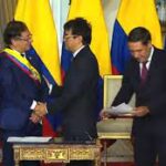 Torturas, desapariciones y asesinatos, el compromiso de grupos armados en Medellín para avanzar en proceso de paz urbana con el Gobierno Nacional&nbsp;<em>• La Oficina del Alto Comisionado para la Paz (OACP) indicó que el Gobierno Nacional inició hace cuatro meses un proceso de paz urbana con grupos armados de Medellín y su área metropolitana.</em><em>• “Esta fase ha contado con la participación de testigos internacionales y de actores nacionales, eclesiales y académicos, que seguirán rodeando el proceso en su fase pública”, informó la OACP.</em><em>• “Este proceso de transición al Estado de Derecho brinda garantías para sus participantes y tiene como propósito la no repetición, la memoria y el respeto a las víctimas”, destacó.</em><strong>Bogotá, 24 de enero de 2023.&nbsp;</strong><br>El cese de torturas, desapariciones y asesinatos hace parte del compromiso asumido por grupos armados en Medellín para avanzar en el proceso de paz urbana con el Gobierno Nacional, el cual se inició hace cuatro meses y que cuenta con mecanismos de verificación de reducción de la violencia en la capital de Antioquia y su área metropolitana.<br>Así lo dio a conocer este martes la Oficina del Alto Comisionado para la Paz (OACP), al destacar que durante este tiempo “se ha llevado a cabo la fase de acercamiento” entre las partes, con miras a construir la paz urbana, un pilar esencial de la Paz Total impulsada por el Gobierno del Presidente Gustavo Petro.&nbsp;<br>Esta primera fase, según la OACP, “se sostiene sobre compromisos de ambas partes con la verdad, con no hacer trampas ni engaños, y con abstenerse de incluir en el proceso a personas ajenas al mismo a cambio de pagos económicos”.&nbsp;<br>“Este proceso de transición al Estado de Derecho brinda garantías para sus participantes y tiene como propósito la no repetición, la memoria y el respeto a las víctimas, y las transformaciones urbanas que traigan seguridad humana a la ciudadanía”, destacó la entidad.&nbsp;<br>Asimismo, explicó que la fase de acercamiento ha sido absolutamente discreta, con mecanismos de comunicación e interacción confidenciales para facilitar la confianza, y con acuerdos verificables que los facilitadores reconocidos por la OACP han cumplido con responsabilidad, discreción y compromiso.&nbsp;<br>“Esta fase ha contado con la participación de testigos internacionales y de actores nacionales, eclesiales y académicos, que seguirán rodeando el proceso en su fase pública”, agregó.&nbsp;<br>En ese contexto, la OACP aseveró que la fase de acercamiento con más de 12 grupos, que manifestaron su voluntad de paz, se ha ceñido a los parámetros contemplados por la Constitución colombiana y las leyes vigentes, y desde noviembre de 2022 ha estado enmarcada en lo que dicta la Ley 2272, también conocida como la Ley de la Paz Total.&nbsp;<br>“Avanzamos hacia la construcción de un Espacio de Conversación Sociojurídica que respetará la autonomía de los diferentes poderes del Estado. Los alcances de ese espacio, bajo ningún parámetro, desbordarán las competencias institucionales, y respetarán en todo momento los acuerdos existentes de cooperación judicial”, sostuvo la OACP, y agregó: “Las especulaciones sobre promesas de rebajas de penas, de no extradición o de excarcelación de líderes de estructuras armadas carecen de fundamento”.&nbsp;<br>Por último, la Oficina del Alto Comisionado para la Paz enfatizó que “la ciudadanía conocerá la arquitectura de la conversación sociojurídica cuando se cuente con una hoja de ruta finalizada. Así, tanto ciudadanos como grupos participantes, contarán con todas las garantías de un proceso de paz urbana eficaz y transparente”.&nbsp;
