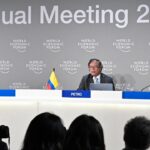 El propósito del Gobierno es. avanzar hacia la exportación de turismo y energías limpias, dijo el Presidente Petro al concluir intervención en Foro de Davos<br><em>• Así mismo, declaró que los datos de los últimos días 20 días muestran una reducción sustancial de la tasa de homicidio en Colombia. “Eso es un dato positivo”, afirmó el Jefe de Estado al terminar la agenda de trabajo en el marco del Foro Económico Mundial en la ciudad suiza.</em><br><strong>Davos, Suiza, 19 de enero de 2023.</strong><br>El propósito del Gobierno es avanzar hacia la exportación de turismo y energías limpias, por medio de una importante inversión, manifestó este jueves el Presidente de Colombia, Gustavo Petro, al concluir su intervención en la reunión del Foro Económico Mundial en Davos.<br>“Estamos convencidos que, con una fuerte inversión en turismo, dada la belleza del país, y en la capacidad y potencialidad que tiene el país en generación de energías limpias, podría perfectamente, en un corto plazo, en una transición, llenar los vacíos que puede dejar la economía fósil que, precisamente es de la cual hemos dependido”, declaró el Mandatario a los medios de comunicación en la ciudad suiza.<br>Por otra parte, el Mandatario destacó que las cifras de los primeros días del año muestran una importante reducción de la tasa de homicidio en Colombia.<br>“No llevamos sino casi 20 días del año, que es un corto período aún para evaluar, pero los datos gruesos que arrojan estos 20 días es una disminución sustancial de la tasa de homicidio, sobre todo en las regiones que son como la geografía de actuación de estos grupos”, indicó el Mandatario, y agregó que “eso es un dato positivo”.<br>Afirmó que “una ciudad tan violenta a escala mundial, como el puerto de Buenaventura, por ejemplo, lleva meses sin un homicidio; la reducción de la tasa de homicidios allí ha sido sustancial”.<br>El Presidente Petro señaló que esa disminución “se va a mantener, pues estas son las complejidades del proceso”. <br>Y recalcó que “indudablemente el país nunca ha vivido una experiencia como la del cese al fuego con varias agrupaciones al mismo tiempo; es difícil de encontrar en la historia. Y más si podemos caminar hacia lo que sería, en el inmediato futuro, un cese multilateral del fuego”, puntualizó.