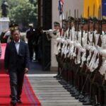 Colombia y Chile expresan solidaridad con el legítimo gobierno de Luiz Inácio Lula da Silva y la democracia brasileña<em>• Los presidentes de Colombia, Gustavo Petro, y de Chile, Gabriel Boric, al término de su reunión en Santiago, anunciaron que trabajarán, junto a otros países de la región, en los foros multilaterales e institucionales como la OEA por el fortalecimiento de la democracia y el Estado de Derecho en la región”.</em><strong>Santiago de Chile, 9 de enero de 2023.</strong><br>Los presidentes de Colombia, Gustavo Petro, y de Chile, Gabriel Boric, expresaron este lunes su solidaridad y apoyo al Gobierno de Brasil, encabezado por el Presidente Luiz Inácio Lula da Silva, ante los hechos ocurridos en Brasilia en las últimas horas.<br>En la declaración conjunta entregada al término del encuentro que tuvieron en Santiago, los mandatarios manifestaron su rechazo al intento de desconocer la legitimidad de la última elección presidencial celebrada en Brasil, y acordaron trabajar por el fortalecimiento de la democracia en América Latina.<br>“Ambos mandatarios expresaron su solidaridad y más firme apoyo al Gobierno democrático de Brasil, encabezado por el Presidente Luiz Inácio Lula da Silva, manifestando su categórico rechazo al intento de sectores antidemocráticos de desconocer la legitimidad de la última elección presidencial brasileña”, señala uno de los apartes de la declaración conjunta.&nbsp;<br>Añade que “los Presidentes acordaron trabajar, junto a otros países de la región, en los foros multilaterales y a través de los mecanismos que prevé la institucionalidad regional, como la OEA, en el fortalecimiento de la democracia y el Estado de Derecho en nuestra región”.<br>“Es un golpe de extremas derechas contra algo que no quieren: la democracia”, expresó luego el Presidente Petro ante los medios de comunicación.&nbsp;<br>Por su parte, el Presidente de Chile advirtió que “sobre lo ocurrido no puede haber matices. Estas acciones son inaceptables, los silencios cómplices también y no pueden ser relativizadas ni obviadas”, señaló.<br>“Desde acá, con el Presidente Petro a mi lado, quiero reiterar nuestro tajante rechazo a cualquier intento de desestabilización del legítimo y democráticamente electo Presidente Luiz Inácio Lula da Silva”, puntualizó Boric.