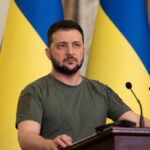 JOE BIDEN, VOLODIMIR.https://www.semana.com/resizer/7-lZQgOtnmdJCTVupz5I8IJHQqE=/1280×720/smart/filters:format(jpg):quality(80)/cloudfront-us-east-1.images.arcpublishing.com/semana/L4V7RMSO4RAXVPLIFZEYVZJEEQ.jpg ZELENSKI Y VLADIMIR PUTIN LOS PERSONAJES DEL 2022 «III». POR EL ABOGADO COMUNICADOR SOCIAL PERIODISTA AUGUSTO MEJIA GONZÁLEZ, COLUMNISTA INTERNACIONAL DE EL PERIÓDICO CIBERESPACIAL www.notieje.com CUBRIENDO LOS CINCO CONTINENTES DEL TERCER PLANETA DEL SISTEMA   SOLAR. El obispo de Neiva, departamento del Huila, nación Colombia, escribió para el tiempo<br>del 20 de diciembre 2022, un formidable artículo al que llamó: “Lecciones del Plan<br>Marshall”; nos recordó que la Europa de la postguerra del siglo pasado, quedó en la<br>más flagrante miseria, con 50.000.000 de muertos y miles que quedaron en la orfandad<br>y el desempleo; y cómo Estados Unidos, uno de los vencedores de la guerra, dio una<br>ayuda de 13,000,000 millones de dólares, para la reconstrucción europea; y cómo<br>George Marshall, secretario de estado de Harry Trueman, presidente de USA, líderes<br>del programa, encontró a 4 grandes hombres metidos en la antropología cristiana que<br>la lideraron: 1. En Alemania Konrad Adenauer; 2. En Francia, Robert Schumann; 3. En<br>Italia, Alcide de Gaspari; 4. Y en Inglaterra, Sir Winston Churchill; y que estos líderes<br>optimizaron al máximo los recursos, y sin dar subsidios a la mendicidad, los ofrecieronSi- a la productividad y Europa se levantó, como el ave fénix, a la prosperidad. Y culmina<br>Monseñor Casas, recordándonos que el libro santo dice que: “Vendrá la paz cuando las<br>espadas se vuelvan arados y las espadas, podaderas”; y de manera poética, cita: “Si<br>lloras por el ocaso del sol, las lágrimas no te dejarán ver las estrellas”; y de que el Japón,<br>uno de los países perdedores de Guerra, con sus productos invadió a los ganadores y<br>buena parte del planeta, surgiendo de las cenizas. Al final del 2022, mientras Rusia<br>persistía en sus intonsos ataques contra Ucrania, el Ministro de Exteriores de Kiev,<br>solicitó el 26 de diciembre de 2022 a la Organización de los Estados Miembros de las<br>Naciones Unidas “Privar a la federación rusa de su estatus como miembro permanente<br>del consejo de seguridad de la ONU, argumentando que la disolución de la URSS en<br>1991, dejó “sin resolver” cuestiones de continuidad en el ámbito del derecho<br>internacional. El liderazgo que los estados unidos había tenido desde la culminación de<br>la 2 guerra mundial y que había, en cierta manera descuidado, ha comenzado a renacer<br>con el actual presidente Joe Biden y con la visita de Zelenski a EE.UU, el 21 de<br>diciembre de 2022, Biden elogió la “determinación inquebrantable” del pueblo<br>Ucraniano, para decidir su destino, y anunció 374 millones de dólares adicionales en<br>asistencia humanitaria a Kiev. Joe Biden, fue sin duda, uno de los 3 personajes del<br>2022