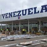 Balance positivo en primer. mes de fronteras abiertas en el Puente Internacional Atanasio Girardot <br><em>• Más de 26 mil movimientos migratorios diarios promedio en enero, más de 200 mil vehículos y más de 70 mil motocicletas entrando y saliendo, son las cifras registradas en el mes pasado en ese puente de la frontera con Venezuela.</em><strong>Bogotá, 1° de febrero de 2023. </strong><br>Cerca de 400 mil personas ingresaron a Colombia en enero pasado y 380 mil salieron hacia Venezuela, por el Puente Internacional Atanasio Girardot, abierto el pasado 1° de enero como parte de la reanudación de relaciones entre los dos países. <br>Migración Colombia informó que por este Puesto de Control Migratorio (PCM), en los límites entre el departamento de Norte de Santander y el estado Táchira, de Venezuela, han ingresado y salido en promedio más de 26 mil personas diarias.<br>Así mismo, más de 200 mil vehículos y alrededor de 70 mil motocicletas ingresaron y salieron de Colombia, por este punto.<br>Este retorno paulatino a la normalidad es posible gracias a la política de fronteras abiertas impulsada por el Presidente Gustavo Petro. <br>Migración Colombia reiteró que cualquiera de los siguientes documentos permite el ingreso de las personas de nacionalidad venezolana por este paso fronterizo:<br>– Pasaporte vigente- Cédula de identidad- Permiso Especial de Permanencia (PEP)- Permiso de Protección Temporal (PPT)- Tarjeta de Movilidad Fronteriza- Para menores de edad: el acta de nacimiento<br><strong>Entra en vigencia Plan Operativo </strong><br>Por su parte, los ministerios de Transporte de los dos países adoptaron medidas integrales para la entrada en vigencia del Plan Operativo y el funcionamiento de los pasos fronterizos. <br>Entre ellas, se encuentra la solicitud a los conductores del SOAT al día, por parte de las autoridades colombianas. Este seguro es una póliza que garantiza que toda persona que haya sufrido un accidente de tránsito sea atendida inmediata y adecuadamente en cualquier establecimiento hospitalario o clínico de Colombia.<br>Este primer mes de apertura del Puente Internacional Atanasio Girardot, conocido también como Tienditas, ha permitido avanzar en la normalización de las relaciones sociales y comerciales entre Colombia y Venezuela. <br>Gracias al intenso trabajo de coordinación del sector migratorio, de transportes, de aduanas y de seguridad, se ha impacto de manera positiva la región fronteriza común de Norte de Santander y el Táchira.