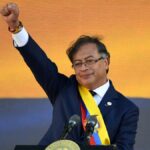 Los datos son el faro que permite guiar la política pública”, dice el presidente Gustavo Petro<br><img src="https://ci3.googleusercontent.com/meips/ADKq_NZowCJTc0FTAuG8diVvbacQo8bSz5T2Uh9y-JzcsHu2aLFjo5RO27oXNVoOvKG23_sNGpAS2zgienJiRbS2lprl1shgPXUL50wLR3UgS4Pk9qqbzdn9qz6FuZ016UfVMCIHBozmPVbZCyL6iI2RrF04bg=s0-d-e1-ft#http://boletines.presidencia.gov.co/Imagenes/Consultar//10ea2948-e432-4601-9e85-2babd73480c9"><br><br>Foto: Andrea Puentes – Presidencia<br><em>El Censo Económico 2024 medirá, por primera vez, el impacto de la economía popular. “Si los datos están mal, la política pública, obviamente, se va a estrellar, pero si los datos están bien podremos valorar si esa política pública fue positiva o no’, aseguró el mandatario.</em><strong>Bogotá, D.C., diciembre 12 de 2023</strong>El presidente Gustavo Petro destacó la importancia de escudriñar los datos a la hora de construir políticas públicas basadas en estadísticas de organismos como el Departamento Administrativo Nacional de Estadísticas (DANE).Durante la presentación del Censo Económico Nacional Urbano 2024 que realizará el año entrante el DANE para establecer las principales características de todas las unidades económicas del sector productivo, el primer mandatario se refirió a la importancia del análisis de los datos.Destacó que, por primera vez, en el Censo Económico Nacional de 2024 se va a medir el impacto de la economía popular.“Se le había llamado informalidad, que es un tema de abogados, no de economistas, pues depende de la ley. Es informal el que no paga las prestaciones sociales en su proceso productivo, es formal el que sí las paga’, añadió.<br>El Censo solo alumbrará algunos caminos, dijo. “¿Qué le pasa al capitalismo en Colombia?, ¿qué lo está frenando?, ¿por qué es la mitad de la economía?’.<br>“Podemos pensar una política pública en donde el capitalismo absorba esa otra mitad de la economía. Esa otra economía puede generar un empoderamiento que pudiera plantearse como una nueva economía, que aquí se llama economía popular, que no responde propiamente a relaciones sociales capitalistas, pero sí está explicando la mayoría de los puestos de trabajo en el mundo rural, en el mundo urbano’, aseguró.Según el presidente Petro, una política pública construida sobre la base de una especie de guerra contra la informalidad “puede ser perversa’, por ello planteó la discusión sobre si se trata de una economía informal, a criterio de los abogados, o economía popular, según los economistas.<br>“Y si es una economía popular, ¿vale la pena que sea arrasada, o vale la pena que se empodere?, son temas que los datos (del censo económico) nos van a dar’, insistió.<br>El aná?lisis de los datos?Usando la misma comparación, el mandatario mostró otras diferencias de la teoría económica basadas en el análisis de datos estadísticos, como la formación bruta de capital, la producción, la inversión, los bienes de capital y las existencias.<br>Al referirse a la riqueza, dijo que hay dos maneras de medirla: según los estándares internacionales, como el PIB, o el comercio, que genera riqueza.<br>“El comercio es una transferencia de riqueza, las finanzas son una transferencia de riqueza. La riqueza nace en la producción. ¿Y qué es la producción? Bonito tema de discusión estadística’, explicó.<br>El Presidente aseguró que sería mucho más pertinente hablar después de conocer los resultados para analizarlos, pues toda la vida se ha basado en ellos.<br>“Yo he tratado, en toda mi actividad política, de guiarme por datos. Hay mucha ambigüedad en la historia estadística de Colombia, pero los datos son el único faro que permite guiar una política pública’, insistió.<br>Aseveró que, “si los datos están mal, la política pública, obviamente, se va a estrellar, pero si los datos están bien podremos valorar si esa política pública fue positiva o no’, dijo al referirse a los resultados de las Pruebas Pisa 2022 que muestran resultados según se mire si la educación fue presencial o virtual durante la etapa Covid-19.<br>También se refirió a los datos aplicados a la crisis climática: “sabemos qué dicen los climatólogos, los biólogos, los geólogos, los físicos, ¿pero sabemos qué dice la economía alrededor de la crisis climática?’, se preguntó.<br>Al respecto, afirmó que la teoría económica tiene que replantearse “porque su paradigma más importante se hundió: no se hundió el paradigma de la física, de la química no hace, de las ingenierías, de la geología o de la atmósfera. No se hundió la matemática. Lo que se hundió fue la teoría económica’.<br>El presidente Petro se refirió, así mismo, al crecimiento de la economía y a las tasas de interés, que no dependen del Gobierno, y a su impacto en la negociación en el salario mínimo.<br>“El simple análisis de datos nos conduce a un hermoso pero muy elitista debate de política pública que nos puede poner en el filo de la navaja. Si el análisis era para ir acá y nos fuimos allá, se desplomó la economía colombiana. Bueno, veremos los datos del censo y sobre esos datos ya podremos expresarnos’, concluyó