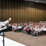 Transformación energética. transporte y educación, prioridades que el presidente Petro propuso a gobernadores y alcaldes electos<br><img src="https://ci3.googleusercontent.com/meips/ADKq_Nb7iR9mlF9ioRKU3s6VwWYNGxpOhqFwPWtNn7T-K0XcCoGjvFXPCrrgpWutci4clgxWalkNxDEl5fNDLsADLQISTDKw7QEAQlO9GJpxQZ1nVncbUYlZcvNxfKiAIIboulIhpSN2rcJ1hi0WR68cs6hSlg=s0-d-e1-ft#http://boletines.presidencia.gov.co/Imagenes/Consultar//393c337c-66d2-4b92-944c-4c7a4be1b4ea"><br><br>Foto: Andrea Puentes – Presidencia<br><em>El mandatario los invitó a convertir los municipios en generadores de energías limpias por medio de las comunidades energéticas. Los convocó a trabajar en la transformación de sus territorios en economías lícitas para la construcción de paz.</em><strong>Cali, 13 de diciembre de 2023</strong>El presidente Gustavo Petro Urrego invitó a los alcaldes y gobernadores electos a hacer equipo con el Gobierno del Cambio, para sacar adelante un conjunto de prioridades, entre las cuales mencionó la transformación energética y del territorio, e infraestructura en materia de transporte y educación.El jefe de Estado hizo la invitación durante la clausura del seminario de Inducción que la Escuela Superior de Administración Pública (ESAP) y su Escuela de Alto Gobierno desarrolló en Cali para las electas autoridades territoriales 2024-2027 de todo el país.&nbsp;“La oportunidad de las energías limpias nos permite abaratar sustancialmente la energía eléctrica&nbsp;y apoyar el esfuerzo mundial de lucha contra la crisis climática. Es una oportunidad para Colombia’, manifestó.&nbsp;&nbsp;El mandatario pidió a los alcaldes a generar energías limpias en sus territorios e impulsar las comunidades energéticas en sus municipios.<br>“Los quiero invitar a que, en cada municipio, dependiendo de su posición geográfica, se aboque la construcción de generación de energía eléctrica limpia, municipios generadores de energía. A eso lo hemos llamado comunidades energéticas. Un barrio puede ser una comunidad energética, una vereda o un municipio lo puede hacer, incluso, en gran dimensión’, explicó.Trans?formación del territorio?El presidente Petro también invitó a los mandatarios regionales electos a trabajar por la transformación del territorio, a partir de cambiar las economías ilícitas por economías lícitas.<br>“La paz no es propiamente una negociación entre grupos armados. La paz es la transformación del territorio de Colombia’, indicó el mandatario, y agregó: “el conflicto de hoy está amarrado a la economía ilícita y la economía ilícita está amarrada a la exclusión del territorio. De ahí el por qué la transformación del territorio es sinónimo de paz’.<br>En materia de infraestructura de transporte, reiteró que el Gobierno del Cambio le apuesta al desarrollo de una red férrea nacional que le permita al país ser competitivo.<br>“La infraestructura de Colombia, generalmente, se reduce a carreteras. Cuando uno habla con mandatarios locales, las agendas son construcción de carreteras, unas complejas, otras menos complejas, pero nosotros aquí queremos dar un cambio. Queremos es hacer énfasis en el transporte férreo de Colombia’, dijo.<br>El presidente, además, se refirió a la necesidad de impulsar un cambio al sistema educativo, porque “un país no tiene capacidad de defenderse en el siglo 21 si no tiene educación’.<br>“Tenemos un sistema de educación fracasado. Cambiémoslo. Claro, todo no se hace así, pero si no comenzamos, si esta generación de gobernantes no comienza con esa prioridad que es la educación y el saber, Colombia no tendrá posibilidades. Entonces nos corresponde a nosotros’, agregó.<br>Recalcó que “eso ?significa inversiones en la educación superior y en la escolar, eso significa profesores. El programa que nosotros estamos ofreciendo es que el Gobierno Nacional paga infraestructura y paga el gasto corriente que se genera en la educación superior, pero necesitamos ayuda en sedes, en programa