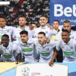 Tate quieto Once caldas. El. Once Caldas está abusando de su condición como comodatario del estadio Palogrande en Manizales. El diccionario de la Real Academia Española define esta posición como “persona que en el contrato de comodato toma prestada una cosa”. Claramente lo dice, “prestada”, no regalada ni para uso exclusivo del Club. Sin embargo, ha faltado autoridad del alcalde, Carlos Mario Marín, para hacer valer los derechos como comodante en una negociación que existe desde hace cerca de 13 años y que el 14 de septiembre de este año fue prolongada por seis meses más, en medio de críticas de diferentes sectores.<br>El Club ha sido inferior a los requerimientos de la ciudad con respecto al Palogrande. En una actitud chocante, poco cortés y desatenta no permite, sin su aquiescencia, que nadie use este indispensable escenario deportivo, que es de la ciudad y no hay ningún otro con sus características, por eso se vuelve necesario para ciertos eventos. Se sabe que funge como administrador, pero el estadio es propiedad del Municipio de Manizales y eso lo tiene que tener en cuenta el Once porque convierte dicho espacio en un bien “público”, no privado que tiene unas connotaciones bien diferentes desde lo legal.<br>A pesar de ello, el Once se negó tajantemente el fin de semana a abrir el estadio para que allí se desarrollara un partido de fútbol con un fin benéfico a favor de la Fundación Santiago Zapata, un adolescente que padece distrofia muscular y busca construir una sede para su organización y esperaba conseguir recursos vía venta de boletería. Estaban convocadas figuras internacionales que jugaron en momentos de gloria con el Blanco, e incluso ya estaban en la ciudad, además de turistas argentinos que llegaron para participar solidariamente de la jornada. Gran vergüenza la que pasamos todos por cuenta de las partes de este comodato, pues el partido no se pudo hacer ni el Municipio hizo prevalecer su posición como propietario y el Once Caldas, palabras más, palabras menos, se hizo el loco con el permiso aduciendo que nunca fue notificado por el Municipio para el uso del escenario, cuando ambos sabían con mucha anterioridad del encuentro.<br>Tampoco tiene presentación que el alcalde Marín, en una destemplada reacción, haya salido a decir que “ojalá el próximo alcalde pueda organizar este problema que lleva años de soberbia de una gente que cada vez que tiene un problema amenaza con llevarse el equipo de la ciudad”. Un contrato como este no se puede manejar bajo amenazas, mucho menos de un club deportivo que intimida con llevarse el equipo de la ciudad, cuando la Alcaldía ha sido demasiado dadivosa al darle continuidad al comodato con las mismas condiciones, cuando el Once no ha hecho lo que le corresponde en mantenimiento del estadio y lo tiene en una condición deplorable.
