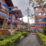 columna enviada al. Periódico ciberespacial www.notieje.com por la colaboradora LUZ MILA FIGUEROA, desde la Ciudad de Dosquebradas Risaralda. La edad del Cóndor! Y muy crocantes ????????????»Estamos en una edad donde se nos ve muy elegantes. Tenemos casi todo lo que queríamos hace 60 años:No vamos a la escuela ni al trabajo, tenemos una pensión mensual y una vivienda digna. No tenemos que volver a una hora determinada cuando salimos. Algunos aún tenemos carnet de conducir y hasta coche propio Entonces la vida es hermosa! Además, somos increíblemente inteligentes, nuestro cerebro es un poco más lento porque está sobrecargado de conocimiento. Hay muchas cosas acumuladas en nuestra cabeza que, por cierto, ejercen presión sobre el oído interno, por ello a veces tenemos problemas de audición. Es como si el disco duro de un ordenador se ralentizara por estar lleno de archivos. Nuestro cerebro no es que sea débil, pero ha acumulado mucha más información. La gente de nuestra edad a veces entramos a una habitación y no recordamos lo que queríamos hacer. O no recordamos dónde pusimos algo. No es un problema de memoria. La naturaleza hace esto para obligarnos a seguir moviéndonos, al menos un poco más.