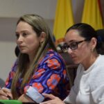 DENUNCIA POR DESALOJO ALBERGUES HABITANTES DE CALLE EN LA CIUDAD DE PEREIRA. (acumulación de tutelas), del pasado 29 de diciembre de 2023, donde se ordena a la alcaldía de Pereria y la Secretaría de Desarrollo Social y Político:“Segundo: Ordenar a la Alcaldía de. PereiraSecretaría de Desarrollo Social y Político- que en el término máximo e improrrogable de cuarenta y ocho (48) horas, contadas en forma seguidas e ininterrumpidas, a partir de la hora de la notificación de esta sentencia, procede a realizar las acciones, gestiones y trámites correspondientes tendientes a atender y asegurar los derechos de la población vulnerable que se encuentran en el programa de albergues para habitantes de la calle de la Alcaldía de Pereira, correspondiente a la fundación Asociación Ciudad Futuro bajo el contrato N° 7593-2022 de diciembre 30 de 2022, por un término de veinte días, hasta el 20 de enero de 2024, con efectos inter comunis, para proteger a todas las demás personas que están en las mismas condiciones de igualdad, junto con los señores sujetos activos de esta tutela, y que hacen parte del total de las personas que se encuentran protegidos en el albergue que opera bajo el contrato de prestación de servicios N° 7593 de 2022.”<br>Pese al fallo, hoy la ciudad no tiene claridad frente a la garantía de derechos de la población institucionalizada por la administración pasada; frente al silencio administrativo del nuevo mandatario de la ciudad se interpone desacato con fecha del 2 de enero de 2023, ordenando el juez:&nbsp;«Conforme a lo dispuesto por el legislador en el Decreto 2591 de 1991 que prevé el trámite que se adelantará en caso de desacato a las órdenes proferidas por el juez constitucional, particularmente en el artículo 27; es menester, requerir a la Alcaldía de Pereira, representada por el actual Alcalde de Pereira, y al o la Secretaria (o) de Desarrollo Social de la Alcaldía de Pereira, para que en el término de ocho (8) horas contadas, en forma seguida e ininterrumpida, a partir de la notificación de este requerimiento procedan a cumplir la orden judicial e informen las razones del desacato».<br>Damos a conocer esta información con el objetivo que la ciudad conozca la importancia del desarrollo de programas sociales; sin embargo existe una corresponsabilidad en terminos&nbsp;de realizar cierres de calidad de los procesos, a la final se trata de personas que solo queremos resignificar nuestras vidas, no de objetos que pueden ser movidos si mayor afectación, se trata de un tema de ciudad, de familias, de colectivos que creyeron y han creido que si es posible superar la condición de ser habitantes de calle.&nbsp;
