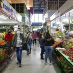 No hay riesgo de desabastecimiento de alimentos y los precios siguen estables.<boletines.presidencia.gov.co/Imagenes/Consultar//c4cf2d43-5bfd-4562-9d23-cb4a225136f7"><br><br>Foto: Presidencia de la República<br><em>En el programa Entre-Vistas con Alma de País, la ministra de Agricultura y Desarrollo Rural, Jhenifer Mojica, se refirió a las acciones que lidera el Gobierno para enfrentar las sequías, heladas, incendios forestales y deslizamientos registrados en las últimas semanas por el fenómeno del niño.</em><br><em>También anunció la disminución que registra el precio de los huevos y la carne de res.</em><br><strong>Bogotá D.C., 5 de febrero de 2024</strong><br>“No hay riesgo de desabastecimiento de alimentos, teníamos una buena cosecha y una buena siembra que nos va a ayudar a paliar estos tiempos. Los precios de los alimentos siguen estables, no se han dado alzas’, con estas palabras la ministra Mojica entregó un parte de tranquilidad a la ciudadanía sobre la emergencia que vive el país por El Niño.<br>Según la alta funcionaria, esta certeza se tiene gracias al monitoreo que se hace a diario en las plazas de mercado de abastos en conjunto con el DANE.<br>‘Se ha mantenido un comportamiento normal. Incluso hay frutas y verduras que han venido a la baja porque en este momento estamos en cosecha”, dijo.<br><strong><em>Vea aquí la entrevista completa: Precios favorables<br>La ministra también le dio un anuncio positivo a los consumidores sobre la disminución que registran algunos alimentos.<br>“Tenemos ahorita unos buenos precios para los consumidores en temas de huevos, en temas de proteína en general, también carne de res viene bajando. Estamos en unas cosechas en este momento de tomates, de cebollas, que permite que hoy se pueda acceder más alimentos”.<br>Según Mojica, desde abril del año pasado, cuando se confirmó la alta probabilidad de El Niño, se inició un periodo de alistamiento y se consolidaron inversiones para beneficiar a los productores.<br>“Inversiones puntuales de 230 mil millones en adecuaciones de tierras y generar a los productores la posibilidad de que mejoraran su sistema de riego y de sus cultivos en el manejo del agua’.<br>En julio se pronostica La Niña<br>La ministra agregó que estas previsiones han permitido que los cultivadores mantengan su producción sin mayores sobresaltos e indicó que ya se está analizando la situación climática que le espera al país en el segundo semestre del año con el fenómeno de la niña.<br>‘Para el segundo semestre, en este mes de julio hay pronóstico de que venga otra vez el fenómeno de La Niña, es decir, pasamos de extrema sequía a extremas inundaciones, como ocurrió el año pasado. Esto lo que confirma es que es una realidad la crisis ambiental que el presidente Gustavo Petro venía anunciando y haciendo un llamado de atención al respecto, no solamente nacional, sino mundial’, indico.<br>La ministra añadió que los gobernadores y representantes de las secretarías de agricultura avanzan en el monitoreo y recepción de alertas en el Puesto de Mando Unificado instalado.<br>‘Hemos venido trabajando diariamente con los secretarios y secretarias de 15 departamentos, que es donde se concentra el 80% de los municipios que más probabilidad de impacto puedan llegar a tener por sequías, por incendios forestales, por heladas o por incluso situaciones fitosanitarias que se presentan por los cambios de los climas’.<br><strong><em>Le puede interesar:&nbsp;<a href="https://petro.presidencia.gov.co/prensa/Paginas/Para-evitar-desabastecimiento-e-inflacion-en-el-costo-de-los-alimentos-Gobi-240202.aspx" target="_blank" rel="noreferrer noopener">https://petro.presidencia.gov.co/prensa/Paginas/Para-evitar-desabastecimiento-e-inflacion-en-el-costo-de-los-alimentos-Gobi-240202.aspx?</a></em></strong><br>La ministra concluyó que a una semana de seguimiento del PMU, los resultados son positivos gracias a las acciones que anticipó el gobierno.<br>“Estaremos alerta pues ahora ya estamos en la etapa más dura que se extiende hasta el mes de marzo’, puntualizó.