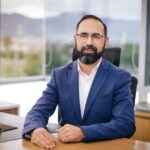 MinMinas adopta nuevas medidas para hacerle frente a posibles riesgos por fenómeno de El Niño.img src=»https://ci3.googleusercontent.com/meips/ADKq_NbqTxucEU-ZbHn_lKpRwSwddF6TGvSAMsbqHbeTGTHdmJGUw7948_sifhw3qqJT5EUw2oWnKGCvNHJWYVVCJcqEZ1dtpACaoUXFNqSwpeZx_6l0d476HoAZ_aK0iIf5DPrgkEDcHTlVx8TWQC0FyglYwQ=s0-d-e1-ft#http://boletines.presidencia.gov.co/Imagenes/Consultar//1ef665e4-8c4b-4401-b540-e9ba83e972bc»><br><br>Foto: MinMinas<br><em>La cartera les pidió a los mandatarios locales y regionales y a los operadores de la red de sistemas de transmisión adoptar medidas preventivas y de gestión de riesgos para prevenir nuevos incendios forestales.</em><br><em>Se adoptaron acciones desde la CREG para fortalecer el sector energético en esta época de sequía.</em><br><br><strong>Bogotá, D.C., 1 de febrero de 2024</strong><br>El Ministerio de Minas y Energía anuncio&nbsp;<a href="https://www.minenergia.gov.co/es/sala-de-prensa/noticias-index/ministerio-de-minas-y-energ%C3%ADa-anuncia-medidas-concretas-en-medio-de-la-emergencia-por-el-fen%C3%B3meno-de-el-ni%C3%B1o/" target="_blank" rel="noreferrer noopener">nuevas medidas</a>&nbsp;para hacerle frente a la emergencia en varias regiones del país por la ola de calor ocasionada por el fenómeno de El Niño.<br>Para evitar nuevas conflagraciones, la cartera de Minas advirtió a alcaldes y gobernadores, y de manera urgente a los operadores de red de sistemas de transmisión regional y local, para que adopten medidas preventivas y de gestión de riesgos.<br>Los riesgos operativos se pueden presentar especialmente en las redes eléctricas de media tensión de distribución regional que hacen parte del Sistema de Transmisión Regional – STR, en zonas rurales con alta densidad de vegetación.<br><strong><em>Vea también:&nbsp;<a href="https://petro.presidencia.gov.co/prensa/Paginas/583-municipios-en-alerta-roja-de-incendios-por-el-fenomeno-de-El-Nino-240123.aspx" target="_blank" rel="noreferrer noopener">583 municipios en alerta roja de incendios por el fenómeno de El Niño</a></em></strong><br>“Las elevadas temperaturas provocan dilataciones en las líneas de distribución eléctrica que, en presencia de fuertes vientos, representan un riesgo significativo de provocar arcos eléctricos, al interactuar con ramas secas de vegetación circundante, pueden provocar incendios forestales”, señaló la cartera energética.<br><strong><em>Le puede interesar:&nbsp;<a href="https://petro.presidencia.gov.co/prensa/Paginas/Activada-Sala-de-Crisis-Nacional-por-Fenomeno-de-El-Nino-240113.aspx" target="_blank" rel="noreferrer noopener">Activada Sala de Crisis Nacional por Fenómeno de El Niño</a></em></strong><br>En ese sentido, el Ministerio formuló un llamado a los mandatarios locales y regionales, así como a los operadores de red de STR, para que adopten medidas preventivas y de gestión de riesgos, entre otras:<br>– Implementar protocolos de monitoreo constante de las redes eléctricas, así como establecer acciones específicas para la poda de árboles en las áreas de servidumbre de las redes de media tensión, especialmente en las áreas rurales.&nbsp;<br>– Adelantar campañas con los usuarios para minimizar riesgos de corto circuito en las redes de baja tensión.<br>– Realizar labores de inspección al material aislante que recubre las redes ecológicas, ya que éstas, al presentar riesgos reducidos en presencia de vegetación, son las que menos mantenimiento reciben.<br>– Coordinar con los organismos de protección civil y bomberos, mecanismos ágiles y eficientes de respuesta ante posibles emergencias derivadas de la interacción entre las condiciones climáticas adversas y la infraestructura eléctrica.<br>Adicionalmente, el ministro de Minas y Energía, Andrés Camacho, recordó que junto con la Comisión de Regulación de Energía y Gas (CREG)&nbsp;<a href="https://x.com/andrescamachom_/status/1752479651056750840?t=XpSpFIYGCTrMayBTnSMPDA&s=03" target="_blank" rel="noreferrer noopener">se adoptaron otras disposiciones</a>&nbsp;que fortalecen el sector energético para enfrentar riesgos en época de sequía.<br>Estas medidas consisten en:<br>– Flexibilización de contratos que permite la contratación directa de energía hasta por dos años.<br>“Esta medida busca que las plantas que no son despachadas centralmente puedan entregar excedentes de energía durante este periodo con un permiso de conexión temporal de la UPME”, dijo el funcionario.<br>– Autorización de entrega de excedentes de energía para plantas menores durante este periodo, con un permiso temporal de la Unidad de Planeación Minero Energética (UPME).<br>Adicionalmente, el Ministerio informó que en reunión con empresas comercializadoras de energía asociadas en Codisgen se evaluaron las medidas que permitan la sostenibilidad financiera del sistema durante el fenómeno de El Niño.<br>“La colaboración interinstitucional y la consciencia ciudadana son esenciales para reducir los riesgos, mitigar los impactos y salvaguardar la seguridad de la comunidad en medio de estas condiciones climáticas extremas”, concluyó el jefe de la cartera de Minas y Energía