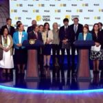 RESOLVER LA DESIGUALDAD Y CUMPLIR EL. ACUERDO DE PAZ ES UNA PRIORIAD DEL GOBIERNO DE GUSTAVO FRANCISO PETRO URREGO. Resolver la desigualdad y cumplir el Acuerdo de Paz es una prioridad del Gobierno del Cambio: presidente Petro al Consejo de Seguridad ONUFoto: César Carrión – PresidenciaSe perdieron los cuatro años del gobierno anterior para avanzar en entrega y titulación de tierras a campesinos.Fragmentación de la verdad judicial ha llevado a que siga existiendo impunidad.¿Qué pasó con los 80 billones de pesos que se habrían invertido y que no movieron la aguja de la transformación de los territorios?Con la política de Paz Total, gobierno busca contrarrestar las economías ilícitas y la reactivación de la violencia en los territorios que debieron ser ocupados por el Estado. Bogotá D.C., 8 de febrero de 2024El incumplimiento entre 2018 y ?2022 en la implementación del Acuerdo de Paz (2016), conlleva hoy a la decisión de que “todo el gobierno nacional completo, con todo el presupuesto del país, esté destinado a resolver el problema de la desigualdad social y territorial en Colombia y, por lo tanto, el gran coordinador de la implementación de la paz es el presidente de la República’.Así lo manifestó el presidente Gustavo Petro Urrego al término de la reunión de trabajo que sostuvo con los 15 representantes del Consejo de Seguridad de las Naciones Unidas este jueves, en el Salón Bolívar de la Casa de Nariño.En su declaración junto al de la presidenta del Consejo de Seguridad, el Jefe de Estado entregó un balance de resultados del Acuerdo Final de Paz, que muestra incumplimientos en los grandes capítulos del acuerdo: reforma rural, verdad judicial, transformación del territorio y seguridad para los excombatientes firmantes de la paz.Reforma rural?El acuerdo firmado en 2016 entre el Gobierno de Colombia y las Farc-EP se propuso entregar 3 millones de hectáreas de tierras y titular otros 7 millones de hectáreas a los campesinos y comunidades étnicas del país, explicó en su declaración el presidente Petro.“Este primer punto tuvo 13 mil hectáreas compradas en el gobierno pasado y 200 mil en el presente. Deberíamos estar, aproximadamente, en un millón 200 mil hectáreas. A pesar de que hemos acelerado, aún el ritmo es insuficiente y perdimos cuatro años. En relación a los 7 millones de hectáreas tituladas, vamos en 1 millón 600 mil. Se perdieron cuatro años’, expuso el mandatario.Verdad j?udicial?El jefe de Estado indicó que “lo que ha existido es que la verdad [judicial] se fragmentó en diversos tribunales de acuerdo al tipo de sujeto de violencia. Guerrilleros y militares fueron a parar a la JEP, paramilitares a la Justicia y Paz y civiles terceros, como se les llamó jurídicamente, que son quizás los que dieron las órdenes y las financiaron, están en la justicia ordinaria’.Recalcó que “los procesos en justicia ordinaria no se movieron durante todo el periodo, es decir, los terceros, los mayores responsables de la violencia’.“Esa fragmentación de la verdad, a veces sobre el mismo hecho, pero con actores diferentes en el mismo hecho, termina en tribunales diferentes. Por lo tanto, la verdad se fragmenta y lo que ocurre allí es que no aparece la verdad. Hay impunidad. El resultado hasta esta fecha alrededor del conflicto armado colombiano es que sigue existiendo la impunidad’, recalcó.Transformación del territorio?El presidente Petro señaló que, según la Contraloría, las inversiones en los territorios más olvidados del país ascenderían a 80 billones de pesos, desde la firma del Acuerdo de Paz.“Yo vengo de recorrerlos con todo el gobierno en pleno y de contrastar el gobierno con las comunidades reunidas, sin intermediarios. Yo no veo esa inversión’, sostuvo.Puntualizó que todos los indicadores, por ejemplo, de mortalidad infantil, mortalidad materna, agua potable y cobertura de educación en los territorios, “es decir, las condiciones básicas de existencia, siguen siendo las mismas que antes de los acuerdos de paz, y profundamente ínfimas comparadas con las regiones más ricas de Colombia’.“Mientras la tasa de mortalidad de una región rica de Colombia es de un dígito en términos de mortalidad infantil, en estas regiones alcanza tres dígitos, lo que marca la enorme desigualdad social y territorial de Colombia. La aguja no se ha movido’, recalcó.Al respecto cuestionó: “¿Qué se hizo el dinero? Esa debería ser una pregunta a la Contraloría. ¿Qué pasó con el dinero que dicen se invirtió en estos territorios y que debió, por la magnitud del recurso que se dice, mover las agujas del desarrollo social y no las movió?’.“Yo creo que parcialmente se lo robaron y no hay una transformación del territorio’, dijo.Seg?uridad de firmantes de la paz?“El balance es 419 muertos firmantes de la paz. De 4.485 solicitudes de amnistía tramitadas por la JEP se negaron 3.804, la inmensa mayoría. Y hoy, siete años después de firmado los acuerdos, hay 595 presos’, precisó el mandatario respecto al punto de la seguridad de los excombatientes que dejaron las armas y entraron al proceso de paz.“Esta realidad hace que cualquier firmante de paz tenga ante sí, no la posibilidad de una prosperidad dentro de la sociedad colombiana, sino la muerte, la cárcel o el rechazo de la justicia’, dijo.Sostuvo que el efecto de este incumplimiento es que se reactivó la violencia en los territorios que debieron ser abandonados por las Farc y ocupados por el Estado Social de Derecho.Indicó que esta nueva violencia ya no tiene que ver con la política, como antes, sino con “las economías ilícitas que le están dando todo el aceite y la gasolina para que de nuevo se vuelva a prender la violencia en Colombia’.Subrayó que con la política de Paz Total su gobierno busca contrarrestar las economías ilícitas y la violencia en los territorios del país.“Este es el balance hasta el día de hoy. Nos queda un tiempo, lo que queda de este gobierno y el siguiente gobierno, para que en próximas reuniones con el Consejo de Seguridad de Naciones Unidas, ante el cual se declaró el Acuerdo de Paz’, se puedan entregar mejores resultados, concluyó el presidente de la República.