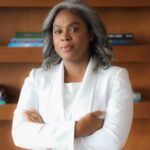 Amazonas: alianza entre Gobernación. Universidad Nacional y Ministerio de Educación para potenciar educación superiorFoto: Ministerio de EducaciónLa alianza tiene como propósito establecer las bases de una mutua cooperación, con miras al cumplimiento de los objetivos y ejes de transformación establecidos en el Plan Nacional de Desarrollo 2022-2026.Leticia, Amazonas, febrero 22 de 2024Fortalecer la educación superior en el Amazonas es el eje central del memorando de entendimiento suscrito entre el Ministerio de Educación, la Universidad Nacional de Colombia y la Gobernación del departamento. ‘Estas acciones de apoyo nos permiten superar desigualdades históricas en nuestro país, garantizando que la educación superior llegue con calidad y pertinencia a regiones como el Amazonas’, destacó la ministra, Aurora Vergara Figueroa. La alianza establecerá las bases de una mutua cooperación para el cumplimiento de los objetivos y ejes de transformación que establece el Plan Nacional de Desarrollo 2022-2026.Este acuerdo busca mejorar la infraestructura educativa de sede la Universidad Nacional en la Amazonía, incluyendo nuevos programas de formación académica, ciclos completos y carreras afines a la región, ajustadas a las necesidades socioambientales del departamento del Amazonas y sus regiones circundantes. Fomentar la investigación e innovación como motores del desarrollo regional y productivo, así como fortalecer el vínculo entre la academia y la comunidad son dos líneas de trabajo del proyecto y su impacto en el mejoramiento de las condiciones de vida de la población. En línea con el compromiso del Gobierno del Cambio, liderado por el presidente Gustavo Petro, la Ministra recordó la estrategia nacional ‘Universidad en tu territorio’, proyectando que, durante el 2024, alrededor de 87 mil nuevos estudiantes se sumarán a la educación superior pública, gracias a las acciones que formuladas en los Planes Integrales de Cobertura (PIC), que serán apoyadas con recursos dispuestos por el Gobierno Nacional.