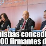 Amnistías concedidas a 9.600 firmantes de paz en 2017 y 2018 fueron comunicadas por la JEPFoto: Nicole Acuña – JEPEste beneficio jurídico cobija a antiguos integrantes de las extintas Farc-EP, responsables por delitos políticos, que no estén incursos en otros procesos judiciales por crímenes graves.Aquellos firmantes del Acuerdo Final de Paz de 2016, que no tengan más deudas con la justicia, quedan exentos de responsabilidades legales y pueden continuar su proceso de reincorporación, evitando la congestión judicial de la JEP y demás tribunales.Bogotá D.C., 21 de febrero de 2024En un trabajo conjunto, la Jurisdicción Especial para la Paz (JEP), la Oficina del Alto Comisionado para la Paz y la Agencia para la Reincorporación y la Normalización (ARN), recopilaron y comunicaron los nueve decretos del Gobierno, que concedieron la amnistía de iure (por los delitos políticos y conexos) a 9.600 firmantes del Acuerdo Final de Paz, entre junio de 2017 y julio de 2018.Este miércoles, la JEP hizo un acto público para comunicar este beneficio jurídico que elimina la responsabilidad penal por delitos políticos a los antiguos integrantes de las extintas Farc-EP, ofreciéndoles claridad sobre su estatus legal y facilitando su reincorporación a la sociedad.“Que los antiguos integrantes de las extintas Farc-EP tengan claridad sobre su estatus legal, facilita su reincorporación a la sociedad, evita la congestión judicial y permite darle un enfoque más eficiente al trabajo de la JEP, dirigiendo sus esfuerzos hacia los casos más representativos en los que existen graves responsabilidades’, informó la JEP en un comunicado.La recopilación de los nueve decretos comenzó en septiembre de 2023, en un trabajo liderado por la Sala de Amnistía o Indulto de la JEP, en coordinación con la Oficina del Alto Comisionado para la Paz, la Agencia para la Reincorporación y la Normalización, y el apoyo del Programa de las Naciones Unidas para el Desarrollo (PNUD).Según la directora general de la ARN, Alejandra Miller, “son más de 9.000 familias a las que se les afirma el camino de la democracia y la paz. Ese es el impacto más importante de esta comunicación de amnistía. Es un mensaje poderoso para las negociaciones en ciernes, porque es un mensaje de confianza y de esperanza en la justicia’.Este beneficio jurídico subsana algunas de las barreras legales que les permiten a los firmantes de paz avanzar en el proceso de reincorporación, como lo explica Miller.“Sabemos las barreras que tienen los firmantes a la hora de acceder a su proceso de reincorporación económica con sus condiciones, y el no tener clara su situación jurídica les impide cosas básicas, como abrir una cuenta de ahorros, acceder a un crédito, entre otras. En buena hora tenemos estas amnistías que nos permitirá afianzar su proceso de reincorporación’, expresó la directora.Además del acto público de comunicación que se celebró este miércoles, la JEP habilitó una plataforma digital para que cada firmante del Acuerdo Final de Paz descargue, en formato PDF, el decreto presidencial donde se le concedió la amnistía.Los firmantes de paz interesados en consultar y descargar su decreto y certificación de amnistía de iure deben registrarse previamente en la página web: https://decretosamnistias.jep.gov.coLos nueve decretos también se comunicarán personalmente a los exintegrantes de las Farc-EP por parte de la ARN y miembros de la Sala de Amnistía o Indulto de la JEP, quienes viajarán a los antiguos Espacios Territoriales de Capacitación y Reincorporación (ETCR), para notificar a los firmantes del acuerdo que fueron cobijados por estas amnistías.Para el caso de los antiguos miembros de la desaparecida guerrilla que no fueron amnistiados y no han sido seleccionados como máximos responsables de los graves crímenes, será la Sala de Amnistía o Indulto la que se encargue de definir su situación jurídica.Según el artículo 15 de la Ley 1820 de 2016, las amnistías de iu?re se conc?eden “por los delitos políticos de rebelión, sedición, asonada, conspiración y seducción, usurpación y retención ilegal de mando y los delitos que son conexos con estos de conformidad con esta ley, a quienes hayan incurrido en ellos’.