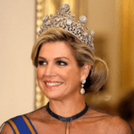 Reina Máxima de Países Bajos visitará. Colombia.como representante de Naciones Unidas para la inclusión financieraFoto: Juan Diego Cano – PresidenciaLa monarca llega al país en calidad de asesora especial del Secretario General de las Naciones Unidas sobre Inclusión Financiera para el Desarrollo (UNSGSA) y estará del 25 al 28 de febrero.Durante su visita sostendrá mesas redondas con representantes del Gobierno, los bancos nacionales del Grupo Bicentenario y del sector privado financiero.Bogotá D.C., 23 de febrero de 2024La reina Máxima de Países Bajos visitará Colombia desde el 25 al 28 de febrero en su calidad de asesora especial del Secretario General de las Naciones Unidas sobre Inclusión Financiera para el Desarrollo (UNSGSA).En su segunda visita al país -la primera fue en noviembre de 2014-, la monarca se reunirá con representantes del Gobierno Nacional y del sector privado para conocer y apoyar los logros, retos y oportunidades en materia de servicios financieros, inclusión y salud financiera en el país.“Estos encuentros serán una oportunidad para comprender la variedad de servicios financieros disponibles en el país, las innovaciones en finanzas tecnológicas y el trabajo de las cooperativas locales”, informó la Cancillería en un comunicado.También aprovechará para compartir prácticas exitosas sobre finanzas abiertas, proponer mecanismos y herramientas para la inclusión financiera, y resaltar el liderazgo de Colombia y sus esfuerzos regionales en esta materia.La reina Máxima comenzará su agenda el 26 de febrero en Medellín. Allí visitará tres proyectos con productos financieros digitales: Avista, la Cooperativa Financiera de Antioquia y Finaktiva; y tendrá un encuentro con representantes de Bancolombia.El martes 27 de febrero, sostendrá diferentes reuniones bilaterales con representantes del sector privado, las principales autoridades financieras del Gobierno como el ministro de Hacienda, el superintendente financiero y el gerente del Banco de la República.La visita culminará el miércoles 28 de febrero, día en el que atenderá una conferencia sobre tecnología financiera. Esta jornada también incluirá una mesa redonda con los bancos nacionales de desarrollo que integran el Grupo Bicentenario.