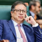 La Política de Drogas, la Jurisdicción Agraria y la. JEP, destacadas por la ONU como logros en Colombia en su informe anual de Derechos HumanosFoto: Oficina del Alto Comisionado de Naciones Unidas para los Derechos HumanosTambién merecieron especial mención en el informe la inclusión en el Plan de Desarrollo del Sistema Nacional de Búsqueda de Personas Desaparecidas “como una instancia articuladora para formular una política pública integral y la presentación del proyecto de reforma a la ley de víctimas.Bogotá D.C., 1° de marzo de 2024La Política de Drogas de Gobierno del Cambio, la creación de la Jurisdicción Agraria y el funcionamiento de la Instancia de Articulación entre la JEP y el Gobierno fueron destacadas como logros de Colombia en el informe anual emitido por la Oficina del Alto Comisionado de Naciones Unidas para los Derechos Humanos (ACNUDH). Al referirse a la situación de los derechos humanos en el país señaló que las políticas, normas y espacios de articulación creados han sido liderados o acompañados activamente por el Ministerio de Justicia.“Nos complace saber que nuestras políticas públicas son bien valoradas por los organismos internacionales de derechos humanos porque apuntan a resolver los problemas estructurales que enfrenta la población colombiana en su diversidad, especialmente, aquella que vive en zonas de conflicto armado y en condiciones de inequidad, afirmó el viceministro de Política Criminal y Justicia Restaurativa, Camilo Umaña Hernández.Sobre la nueva Política de Drogas, la ONU calificó como un avance el haber adoptado el desmantelamiento de organizaciones y estructurales criminales, mediante un acuerdo de Estado histórico, en el marco de la Comisión Nacional de Garantías de Seguridad (CNGS). La Política de Drogas prioriza la salud, el desarrollo y el cuidado del medio ambiente en los territorios con mayor presencia de cultivos de droga, denominándolo ‘Oxígeno’ para las comunidades, y acciones policiales y militares para atacar a los eslabones más altos de la cadena del narcotráfico, mediante una estrategia llamada ‘Asfixia’. En su informe, la ONU expresó su aprobación por la implementación de una política para desmantelar completamente las estructuras criminales que atentan contra comunidades, personas defensoras de derechos humanos y firmantes de paz, y desarticular todos aquellos factores socioculturales e institucionales generadores de violencia.El Ministerio de Justicia acogió las recomendaciones de la Oficina de la ACNUDH en el sentido de articular mejor las políticas de drogas y de desmantelamiento de organizaciones criminales con las políticas de paz total y de seguridad, en favor de la paz y la convivencia pacífica en los diferentes territorios afectados por la violencia, añadió Umaña Hernández.En cuanto a la creación de la Jurisdicción Agraria y Rural, recalcó que permitirá a las personas que viven en el campo resolver los conflictos generados por el acceso, tenencia y uso de la tierra.La creación y funcionamiento de la Instancia de Articulación de la Jurisdicción Especial para la Paz (JEP) y el Gobierno para la implementación de las sanciones que próximamente empezará a imponer este tribunal se subrayó como clave en la política de paz del gobierno.También merecieron especial mención en el informe la inclusión en el Plan de Desarrollo del Sistema Nacional de Búsqueda de Personas Desaparecidas “como una instancia articuladora para formular una política pública integral y la presentación del proyecto de reforma a la ley de víctimas”.