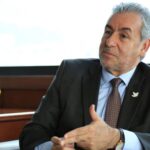 Inicio de obras del SENA del Alto Sinú, entre los. anuncios del presidente Gustavo Petro en Tierralta, CórdobaFoto: SENAEl MinTIC adelanta el programa ‘Escuelas Potencia Digital’, mediante el cual se conectarán 43 sedes educativas con una inversión de 5.600 millones de pesos.Tierralta, Córdoba, 19 de marzo de 2024El inicio de la construcción de la sede del SENA del Alto Sinú es uno de los anuncios que hará el presidente Gustavo Petro Urrego en Tierralta, Córdoba, en el marco de la jornada ‘Gobierno con el Pueblo Sur del Caribe por la Vida’.Con una inversión de 15 mil millones de pesos, la infraestructura civil de la sede será ejecutada y dotada gracias a la financiación de la Hidroeléctrica Urrá, a través del mecanismo de Obras por Impuestos.La nueva sede del SENA atenderá a 1.200 aprendices del Alto Sinú Cordobés y se localizará en Tierralta, municipio de 5.025 kilómetros cuadrados en donde habita una población de aproximadamente 109.000 habitantes.Estará a cargo del Centro Agropecuario y de Biotecnología El Porvenir.Form?ación?Con la puesta del primer bloque, comenzó la edificación de la fase I del SENA Alto Sinú. La ejecución de 14 meses implica la construcción en un área de 1.605 metros cuadrados, distribuida entre salones de formación, área de soporte al aprendiz, áreas administrativas, cafetería, cerramiento y áreas técnicas que soportan el proyecto.“Es importante para nosotros este sueño de la región, donde vamos a dar formación técnica y tecnológica. Así comienza este gran proyecto en beneficio de todas las comunidades del Alto Sinú’, sostuvo la directora (e) del SENA Regional Córdoba, Clara Genes Bitar.La oferta de formación en la sede incluye programas como técnicos en cocina, mesa y bar, carpintería, construcción de edificaciones, producción de especies menores, agricultura y acuicultura, tecnólogos en electricidad industrial, mantenimiento de equipos de refrigeración, mantenimiento e instalaciones de sistemas solares fotovoltaicos, entre otros.El alcalde de Tierralta, Jesús Contreras, envió un mensaje al presidente Gustavo Petro resaltando el avance en políticas que permiten llevar entidades de formación a regiones históricamente olvidadas.“Esto va a permitir que nuestros jóvenes tengan formación técnica y tecnológica. Estamos muy agradecidos, y es motivo de alegría para los tierraltenses’, dijo el burgomaestre.La gestión para nuevas sedes SENA en Córdoba avanza a buen ritmo. Además del inicio de obras en Tierralta, el pasado jueves 14 de marzo se realizó una visita técnica sobre el predio donde se construirá la sede en el municipio Ciénaga de Oro, proyecto que se planea adjudicar a finales del presente año.Otro?s anuncios?En el encuentro, que se realizará en el Polideportivo de Tierralta, el Ministerio de las TIC anunciará el programa ‘Escuelas Potencia Digital’, mediante el cual se conectarán 43 sedes educativas con una inversión de 5.600millones de pesos.Esta cartera también anunciará la implementación de 16 Zonas Comunitarias para la Paz, en las que se invierten 2.100 millones de pesos.En materia de turismo, 8 de los 118 emprendimientos de la estrategia ‘Sello Colombia Destinos de Paz’ están en Tierralta, con una amplia oferta en ecoturismo, etnoturismo y turismo de aventura y otras experiencias, con las que se busca mostrar al mundo este potencial del país de la belleza.