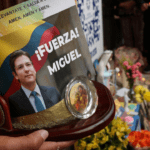 CUANO UNO VE LAS FOTOS DEL NIÑO SICARIO CONTRA EL SENADOR MIGUEL URIBE TURBAY, SU HISTORIA EMPEZO CON PISTOLA Y MANO Y UN CAMISETA DE LA SELECCIÓN COLOMBIA.